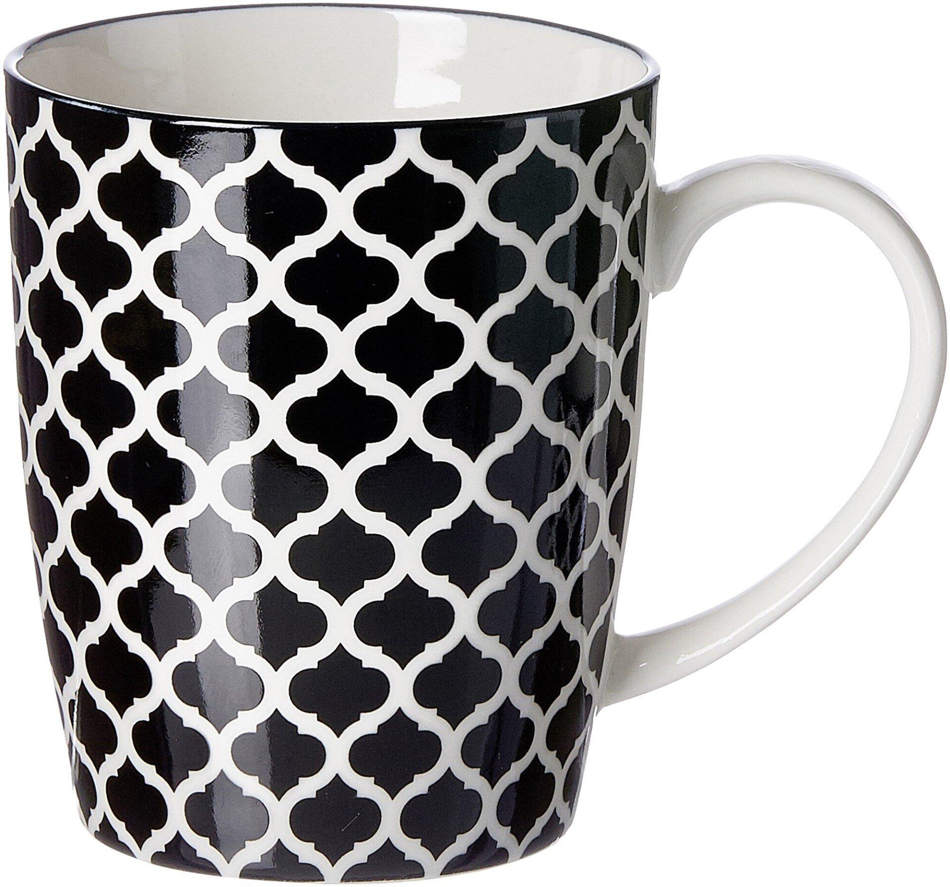 Kaffeebecher Takeo Swing mit geometrischem Blumenmuster in Schwarz-Weiß-Kontrast, aus Keramik, aus seitlicher, leicht erhöhter Perspektive.