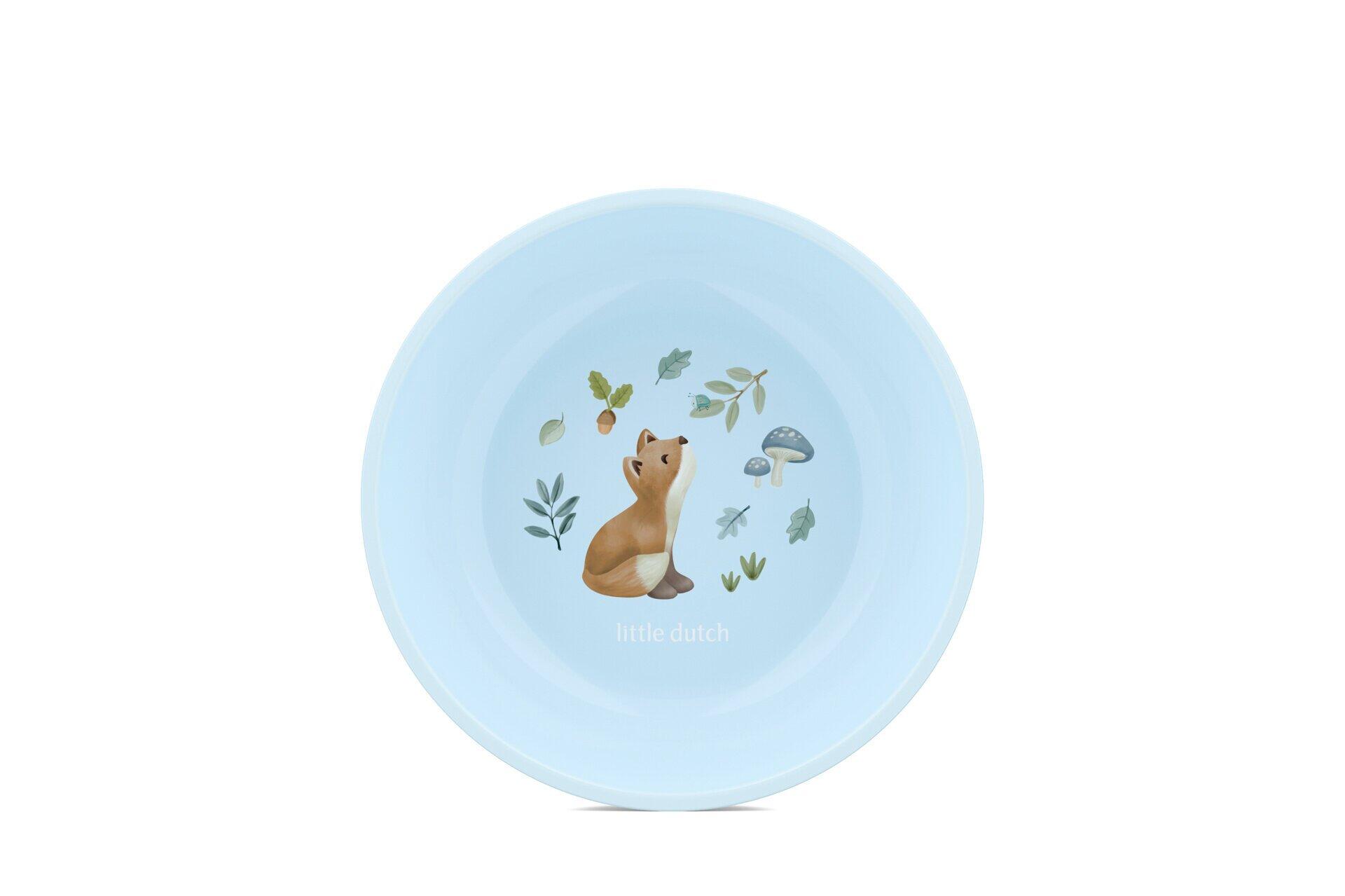 Hellblauer Kleinkindteller "Mio" mit Vogelperspektive, zeigt einen Fuchs neben Pilzen inmitten von Blättern und Zweigen und trägt das "little dutch" Logo.