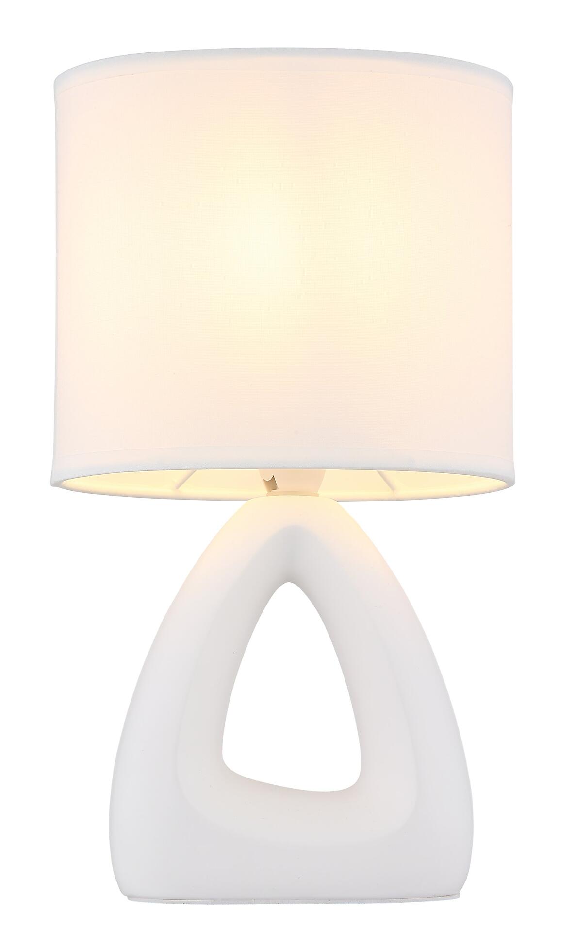 Tischleuchte TRIANGLE mit zylindrischem Lampenschirm, der ein weiches Licht abstrahlt und auf einem skulpturalen Sockel in Frontalperspektive steht.
