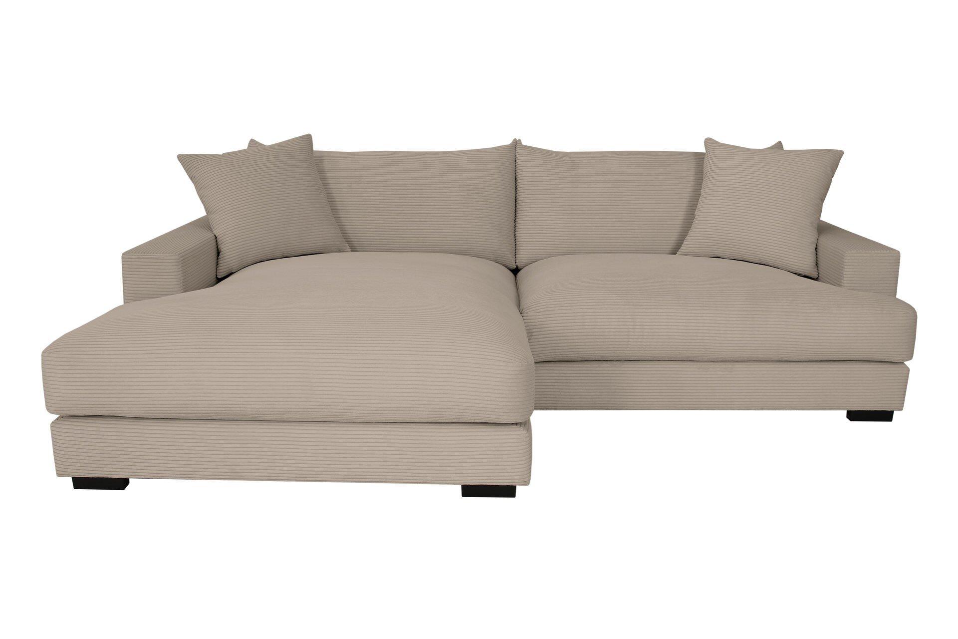 Eckcouch PELLE in hellbeige mit grob strukturierter Oberfläche und hochgesteckten Rückenlehnen, inklusive Zierkissen und Auszieher, seitliche Ansicht.