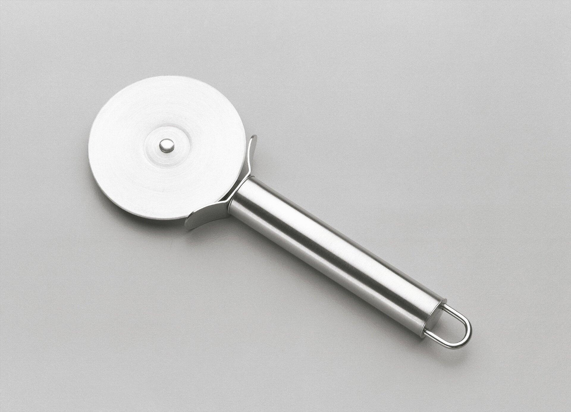 Edelstahl-Pizzaschneider Profiline mit rundem Messerkopf, gebogenem Arm, silbernem Griff und Schlaufe, dargestellt aus schräg-seitlicher Perspektive.