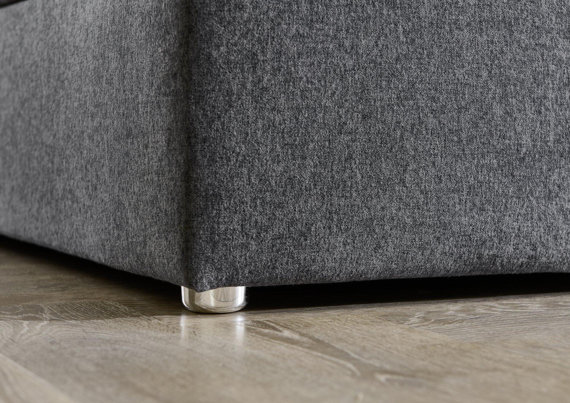 Detailaufnahme des silberfarbenen Beins mit dekorativer Manschette des grauen Boxspringbetts Modesto BX1440.