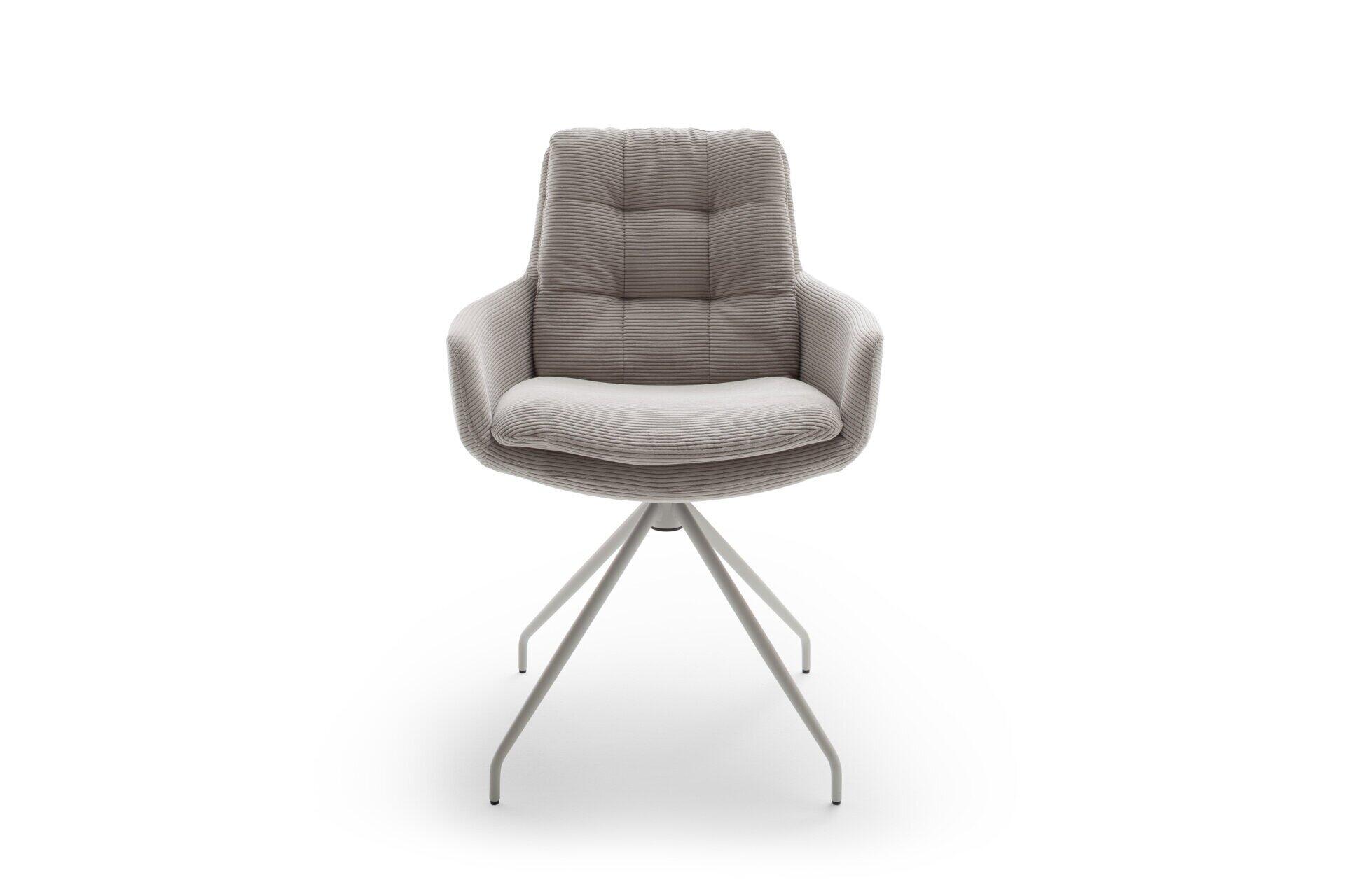 Drehsessel Flame Chair mit horizontalem Streifenmuster und Drehfunktion, dargestellt in Frontalansicht mit geschwungener Form, hoher Rückenlehne und gebogenem Gestell auf dreibeinigem, silberfarbenem Fuß.