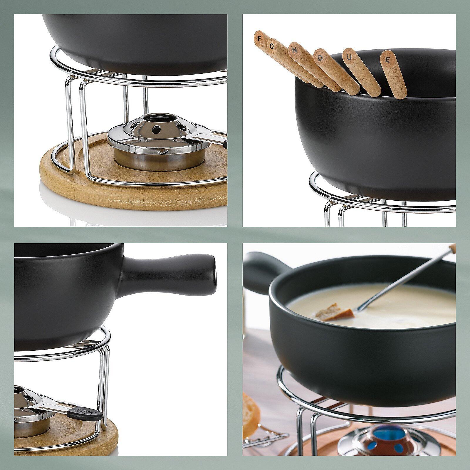 Käsefondue-Set Natura mit schwarzem Topf, Brenner und vier Fonduegabeln auf einem Holzbrett mit silberfarbenem Gestell, leicht von oben fotografiert.