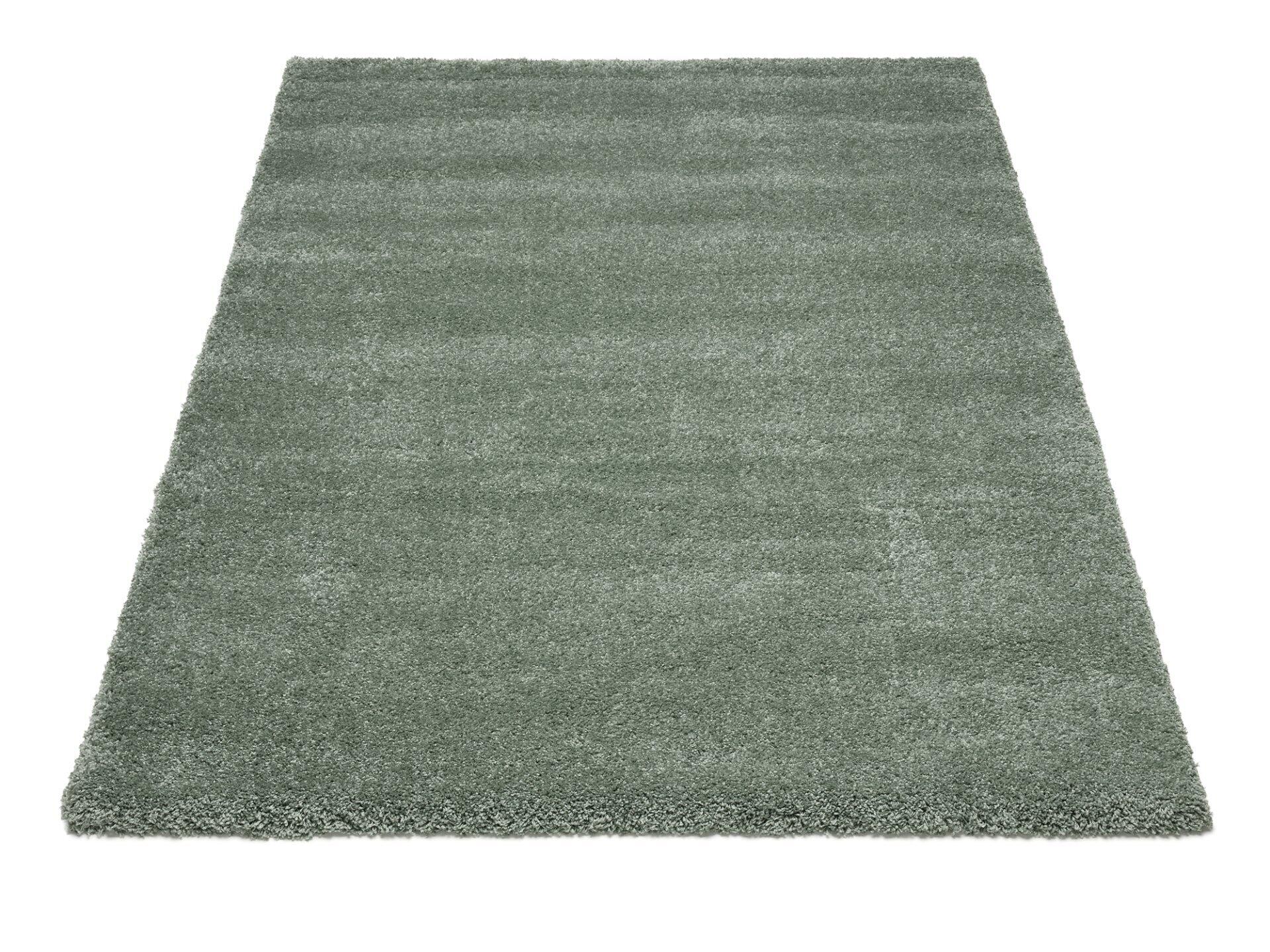 Hochflor-Teppich Erdara in hellem Grün, frontal und von oben aufgenommen, zeigt die flauschige und weiche Textur des 100% Polypropylen-Materials.