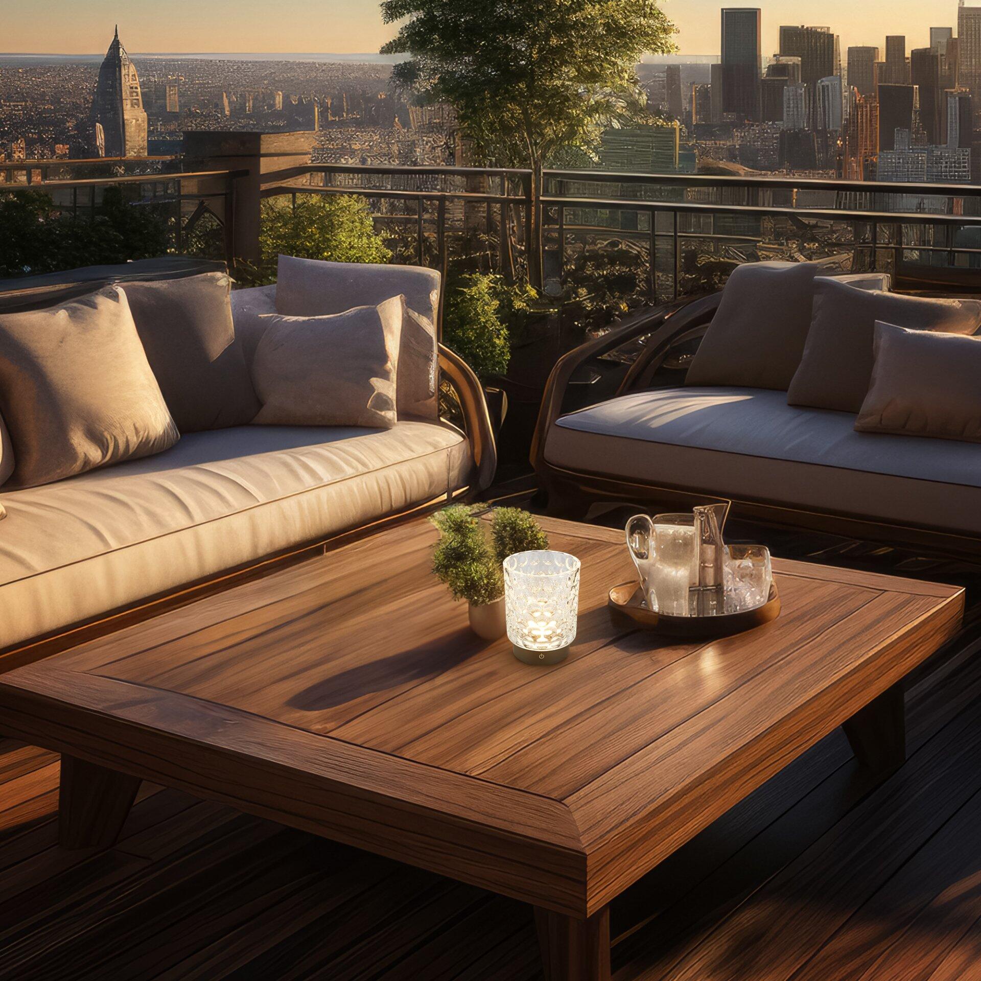 Moderner Couchtisch Sunora mit schräger Kante und dekorativen Elementen auf der Tischplatte, aufgenommen aus tiefer Perspektive mit Blick auf eine Skyline.