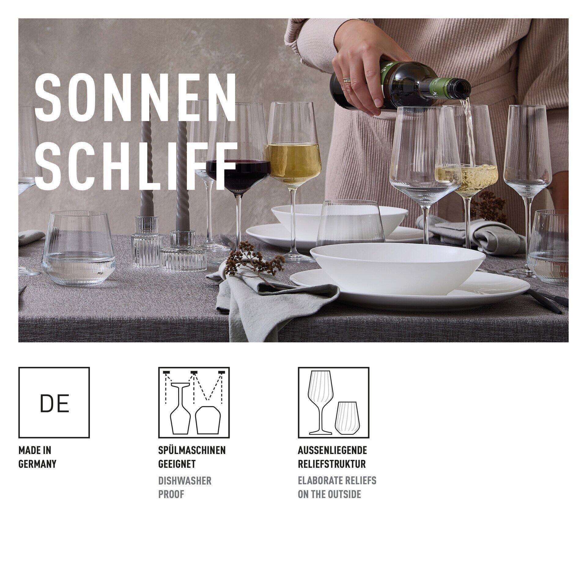 Weißweinglas-Set mit Reliefmuster und "SONNEN SCHLIFF"-Prägung, dargestellt auf einer Tafel mit Mann beim Eingießen von Wein, perspektivisch leicht nach hinten geneigt.