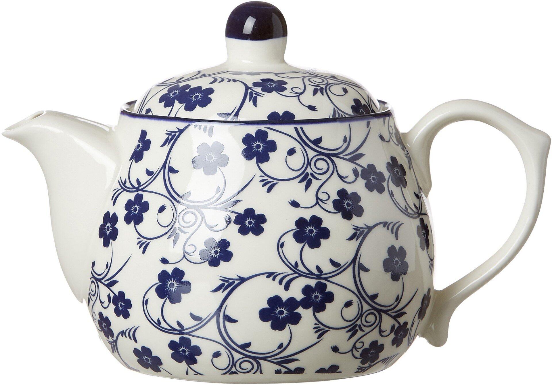 Teekanne Sakura mit abnehmbarem Deckel, blauem Blumenmuster, gebogenem Ausguss und praktischem Henkel auf weißem Hintergrund.