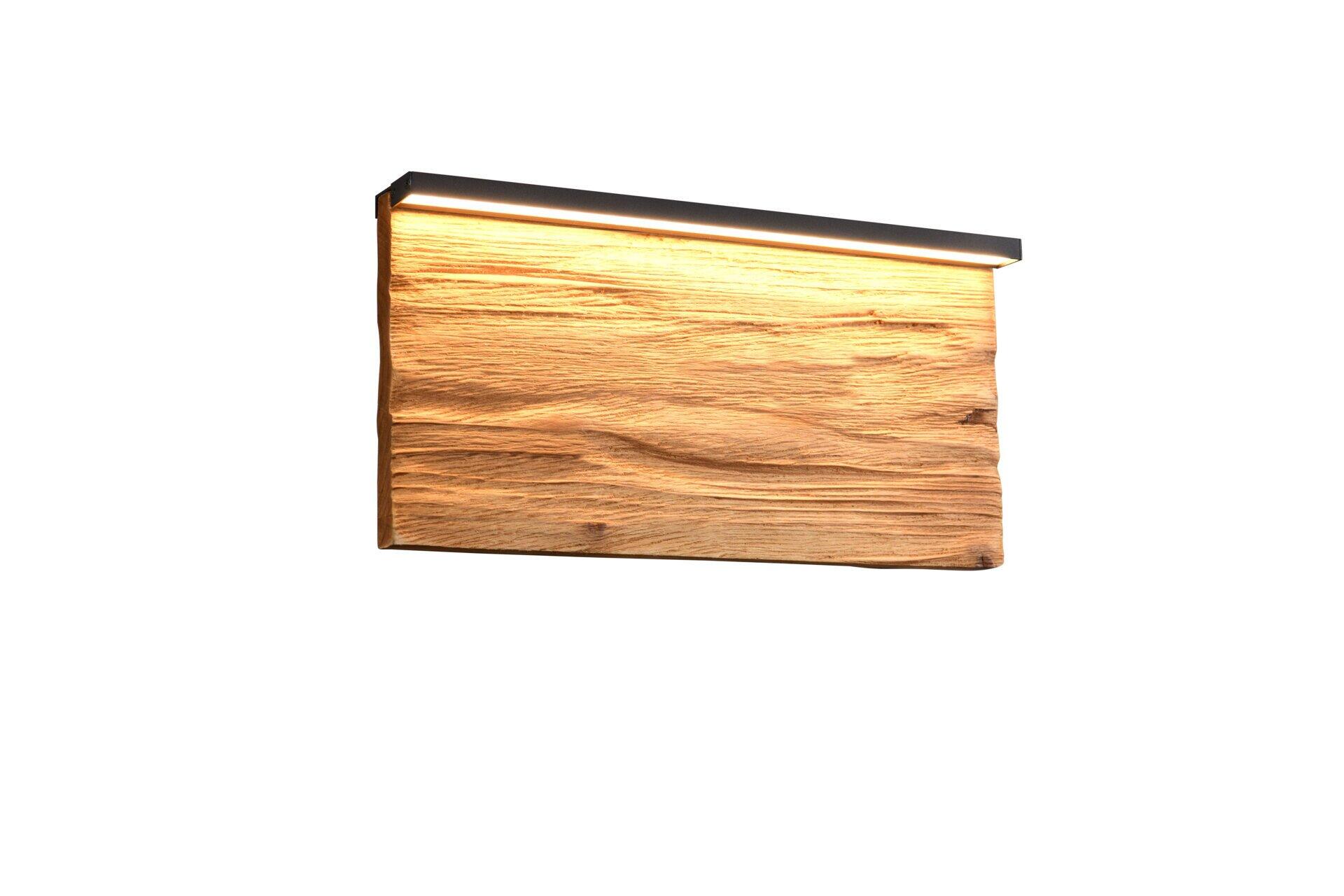 Wandleuchte Kalea mit rechteckigem Holzrahmen und integrierter LED-Leiste, die ein warmes Licht abgibt.