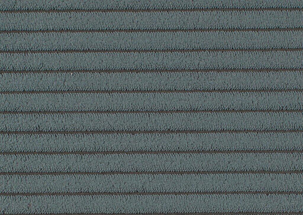 Detailaufnahme des grauen Stoffes des Ecksofas Balina mit dezenten, horizontalen Linien.