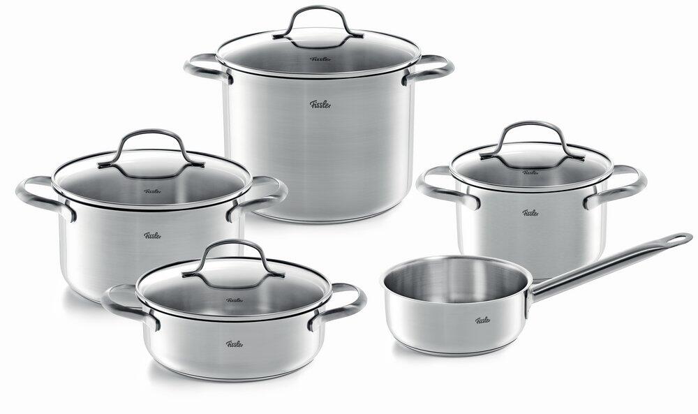 Topfset Toronto: 5-teiliges Edelstahlkochgeschirr mit abnehmbaren Glasdeckeln, bestehend aus Töpfen und Pfannen unterschiedlicher Größe, dargestellt aus leicht erhöhter Perspektive.