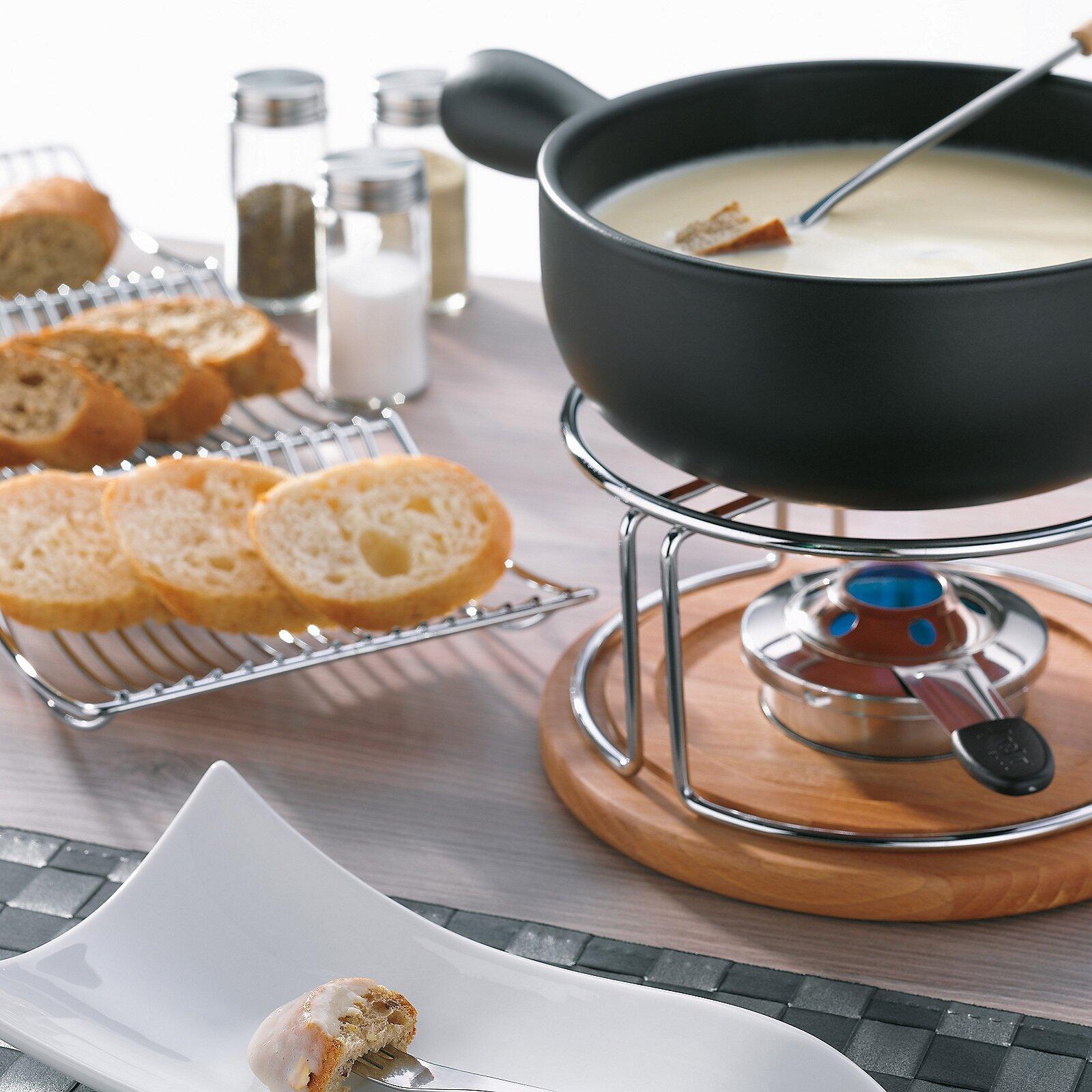 Käsefondue-Set Natura aus der Vogelperspektive mit Fondue-Topf, Brot und brennender Kerze.