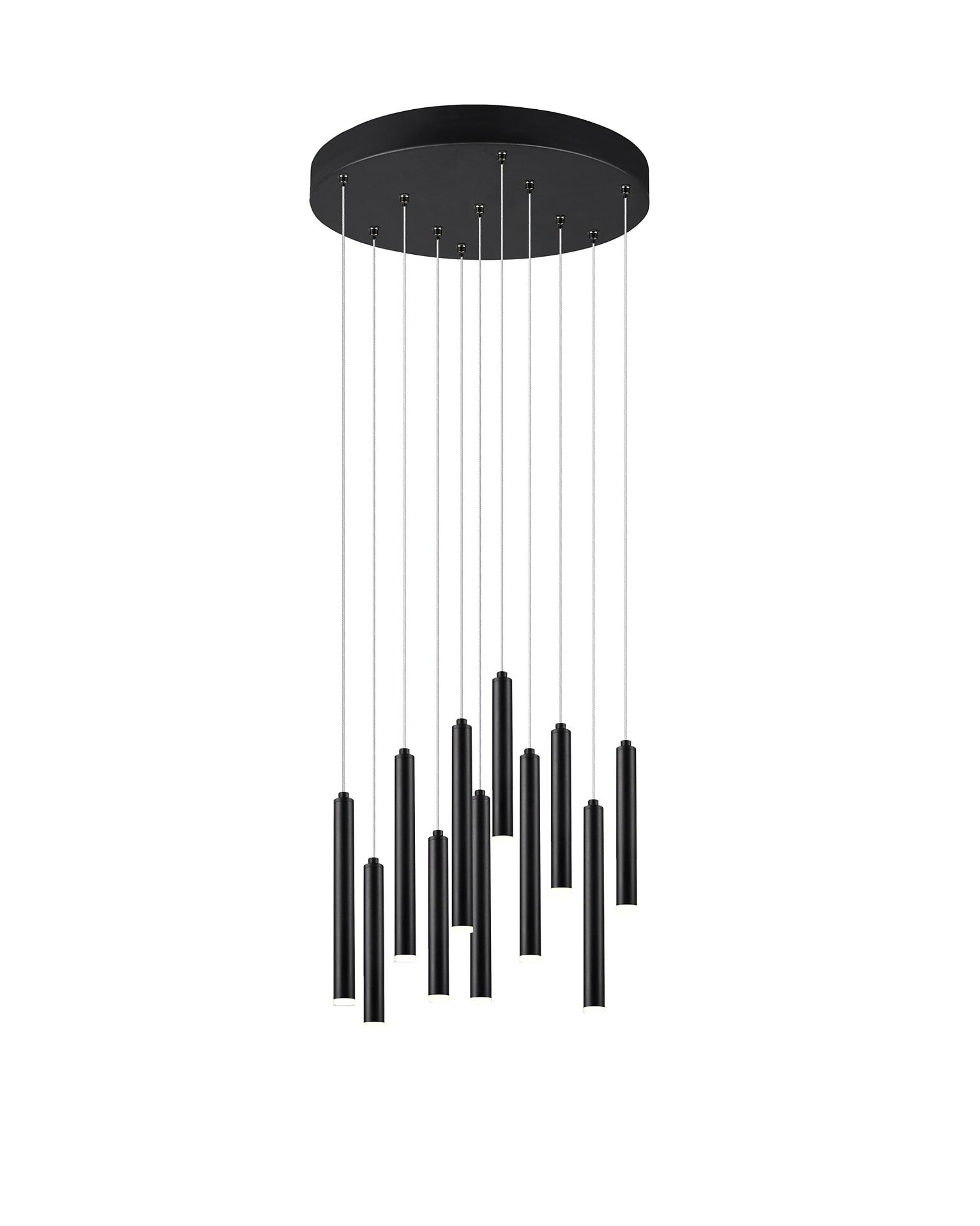 Pendelleuchte Tubular mit schwarzem Deckenelement und mehreren zylindrischen Leuchtelementen in verschiedenen Längen, die an silberfarbenen Kabeln hängen und einen dynamischen, skulpturalen Effekt erzeugen.