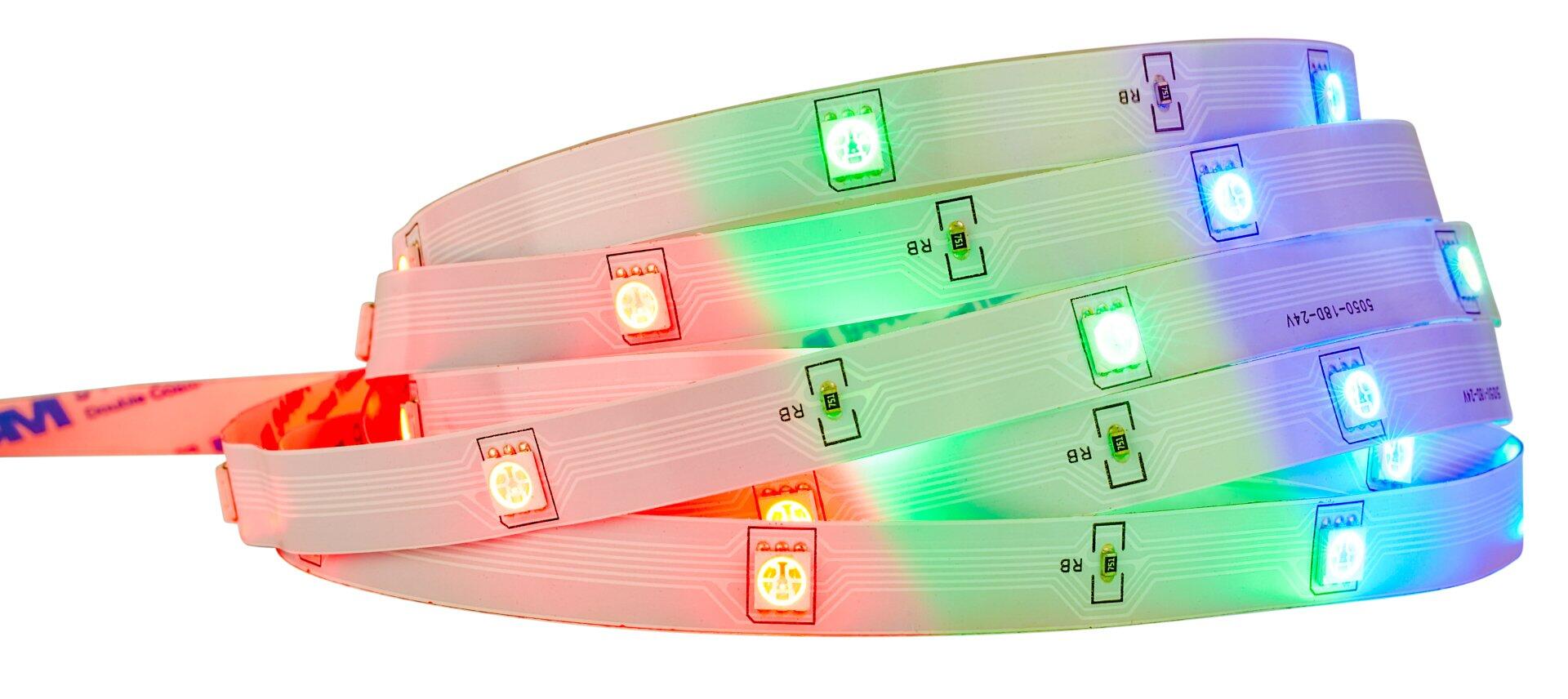 Nahaufnahme des flexiblen LED-Streifens BRILO mit sichtbaren LEDs in verschiedenen Farben (rot, grün, blau, gelb) und einem Klebeband auf der Rückseite.