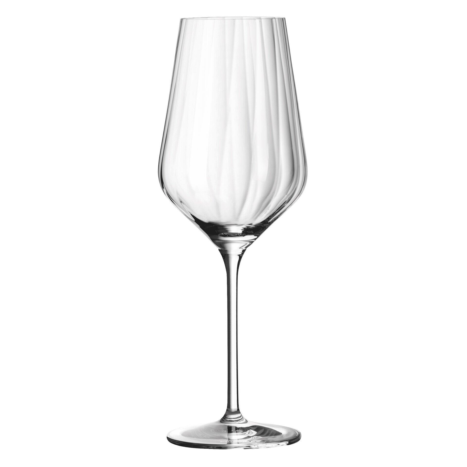 Weißwein- oder Wasserglas mit vertikaler Rippenstruktur und elegantem, langem Stiel, detailreich aus Frontalperspektive dargestellt.