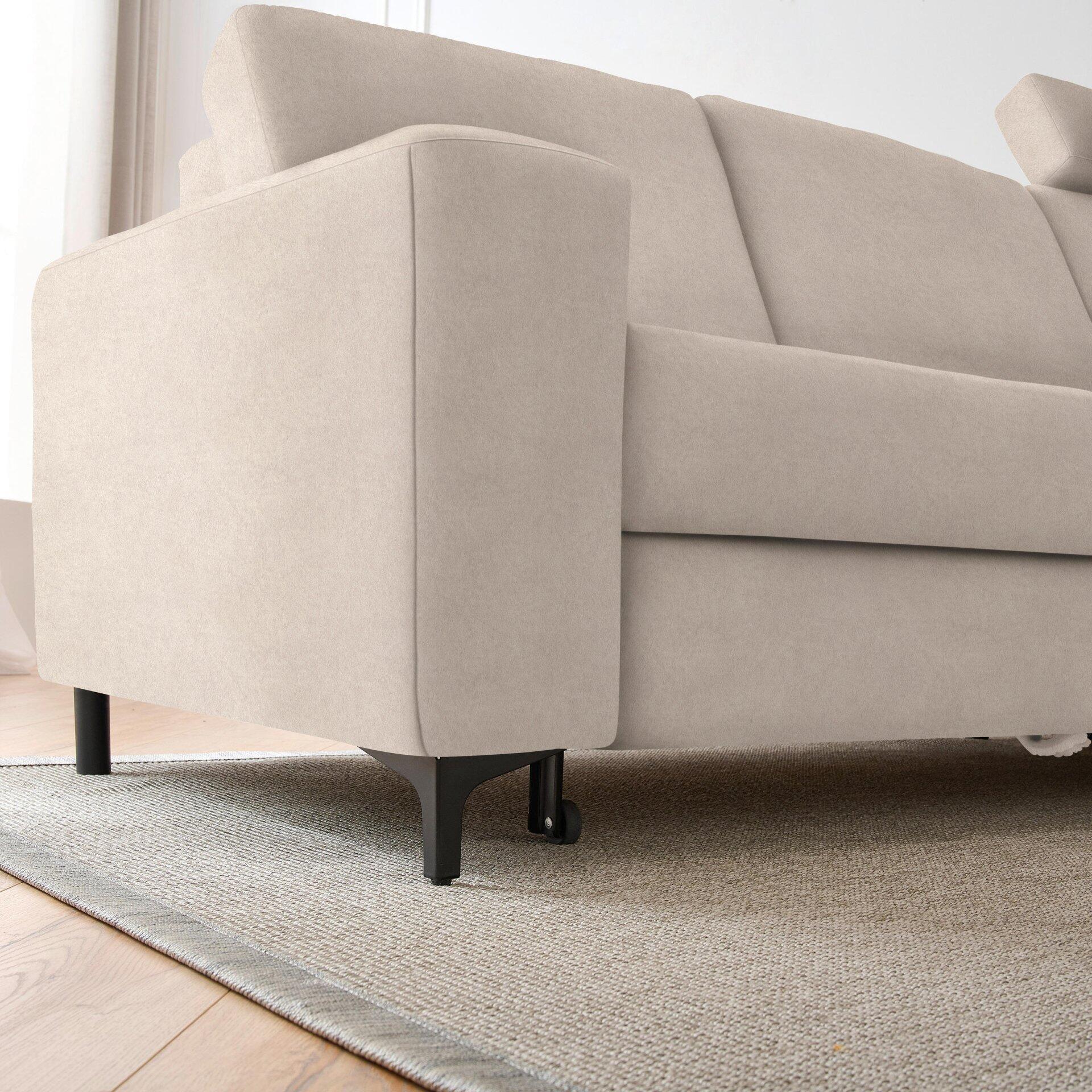 Beiges Ecksofa Balina mit schräg gestellter Rückenlehne und schlanken, schwarz lackierten Metallfüßen.