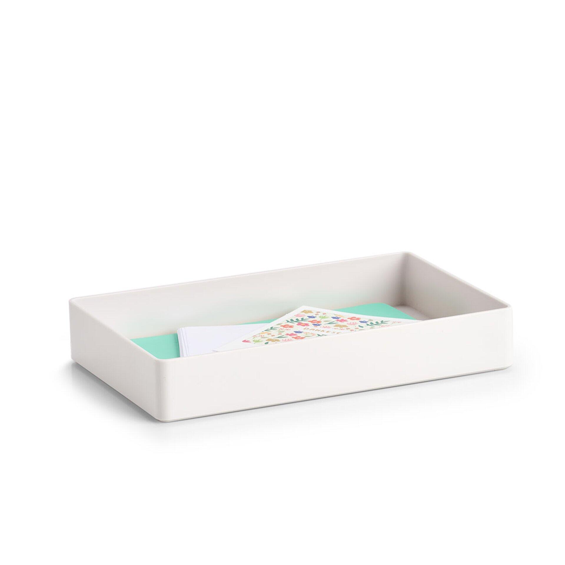 Weißes Universal-Organizer-Tablett mit erhöhten Rändern und floral gemusterten Karten zur Übersichtlichen Aufbewahrung.