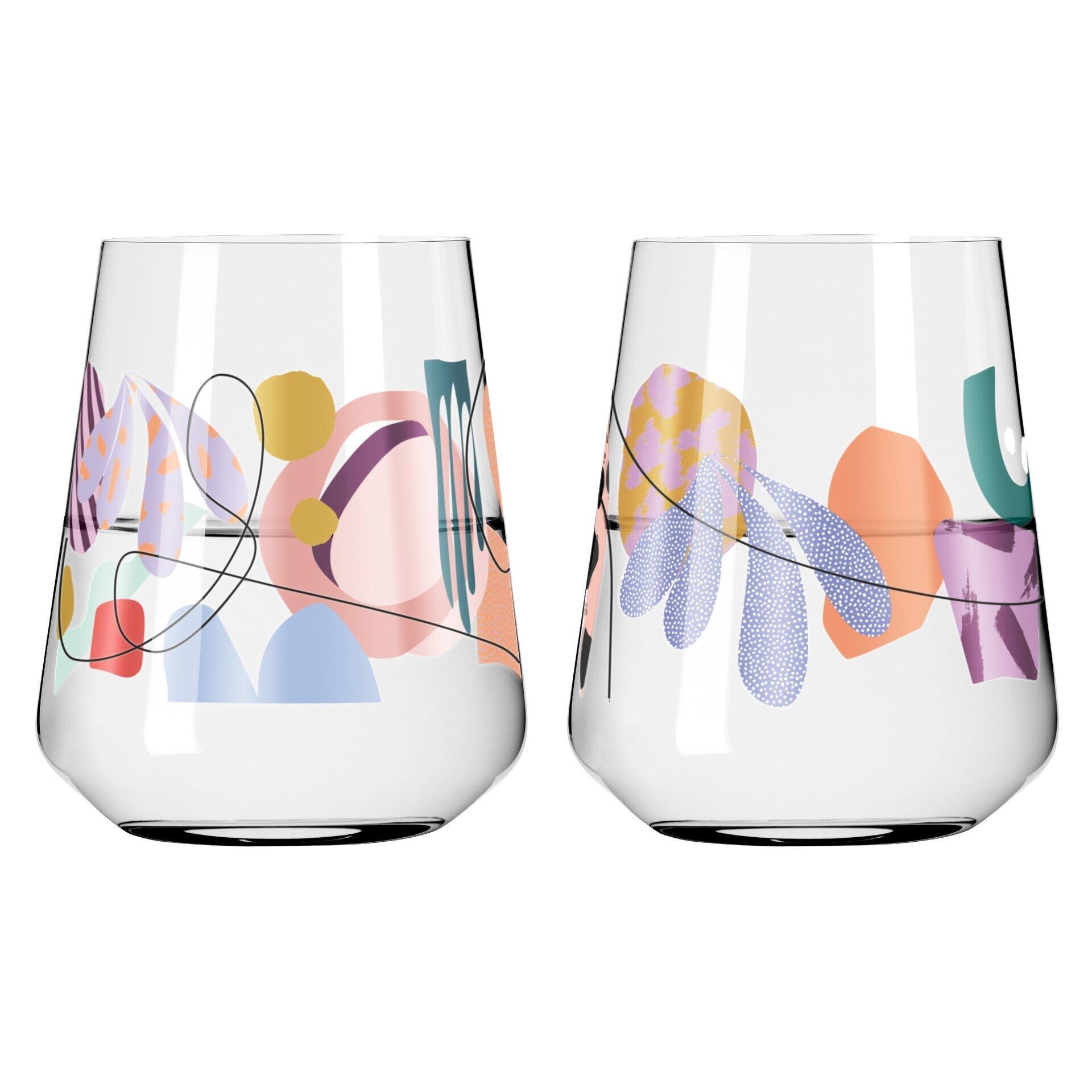 Zwei transparente Universal-Gläser mit bauchiger Form, breitem Boden und farbenfrohen, geometrischen Illustrationen, präsentiert in voller Höhe.