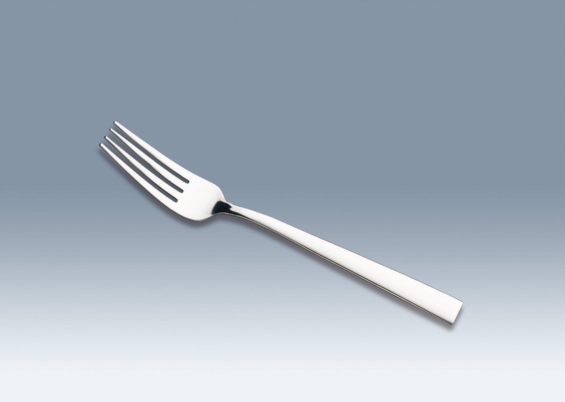 Silberfarbene Menügabel Fusion aus Edelstahl 18/0, Ansicht aus der Seite mit vier spitzen Zinken und schmalem, leicht konisch zulaufendem Stiel.