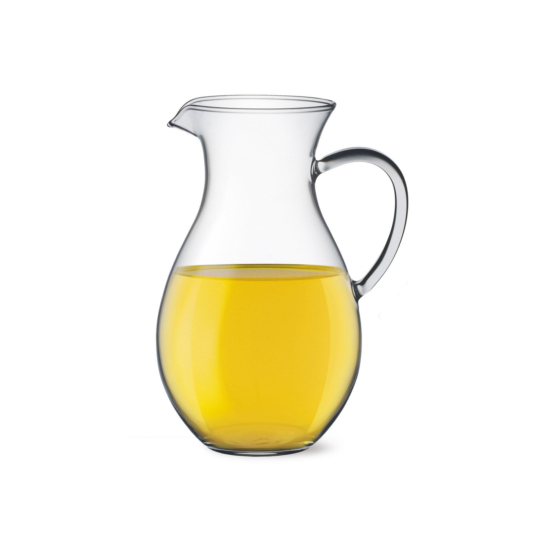 Krug Classic aus Borosilikatglas in Seitenperspektive mit Ausgießer und Henkel, gefüllt mit gelblichem Öl.