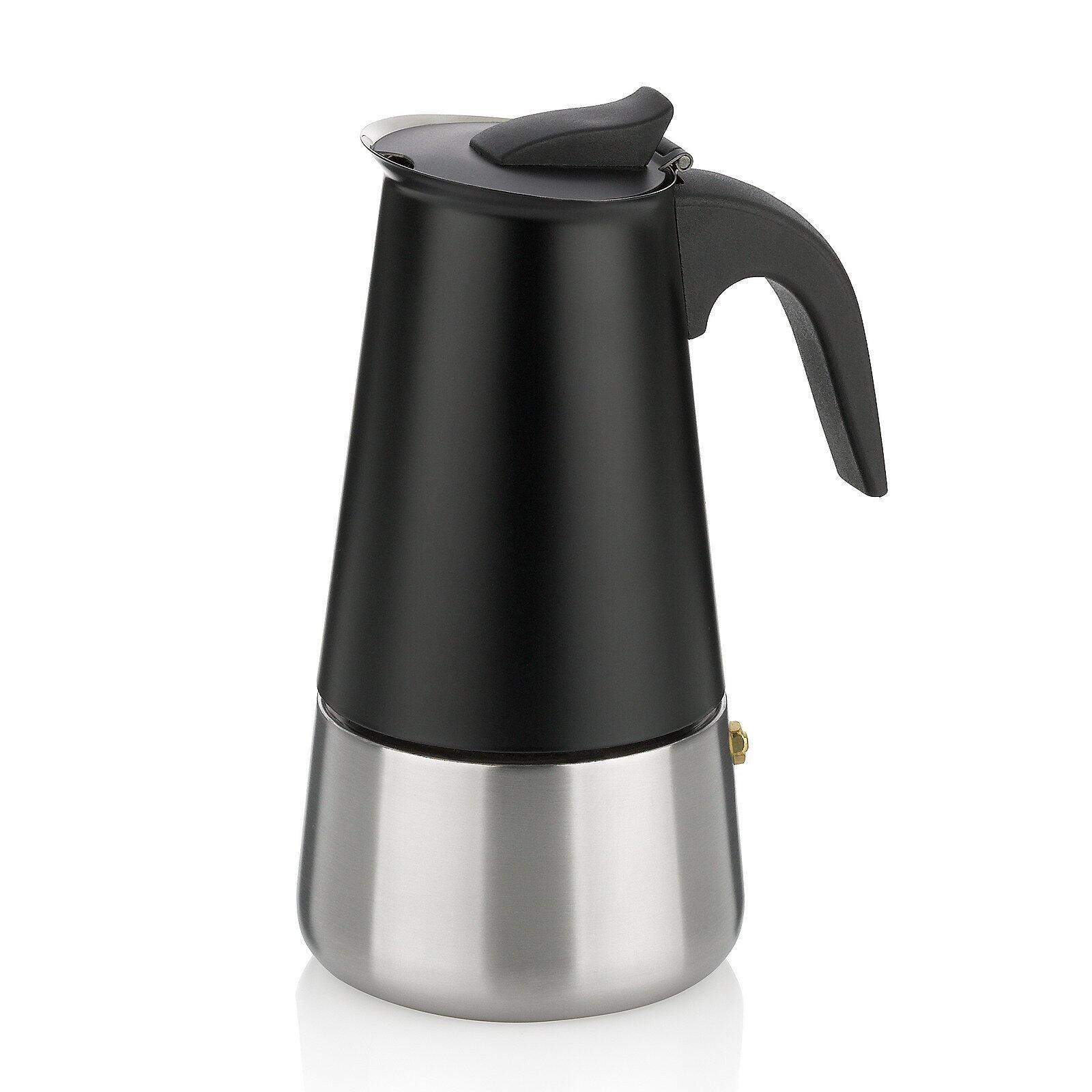 Espressokanne Ferrara aus matt schwarzem Kunststoff mit Edelstahl-Sockel und -Griff, Detailaufnahme im 3/4-Profil mit Messbecher und goldfarbenem Knopf.