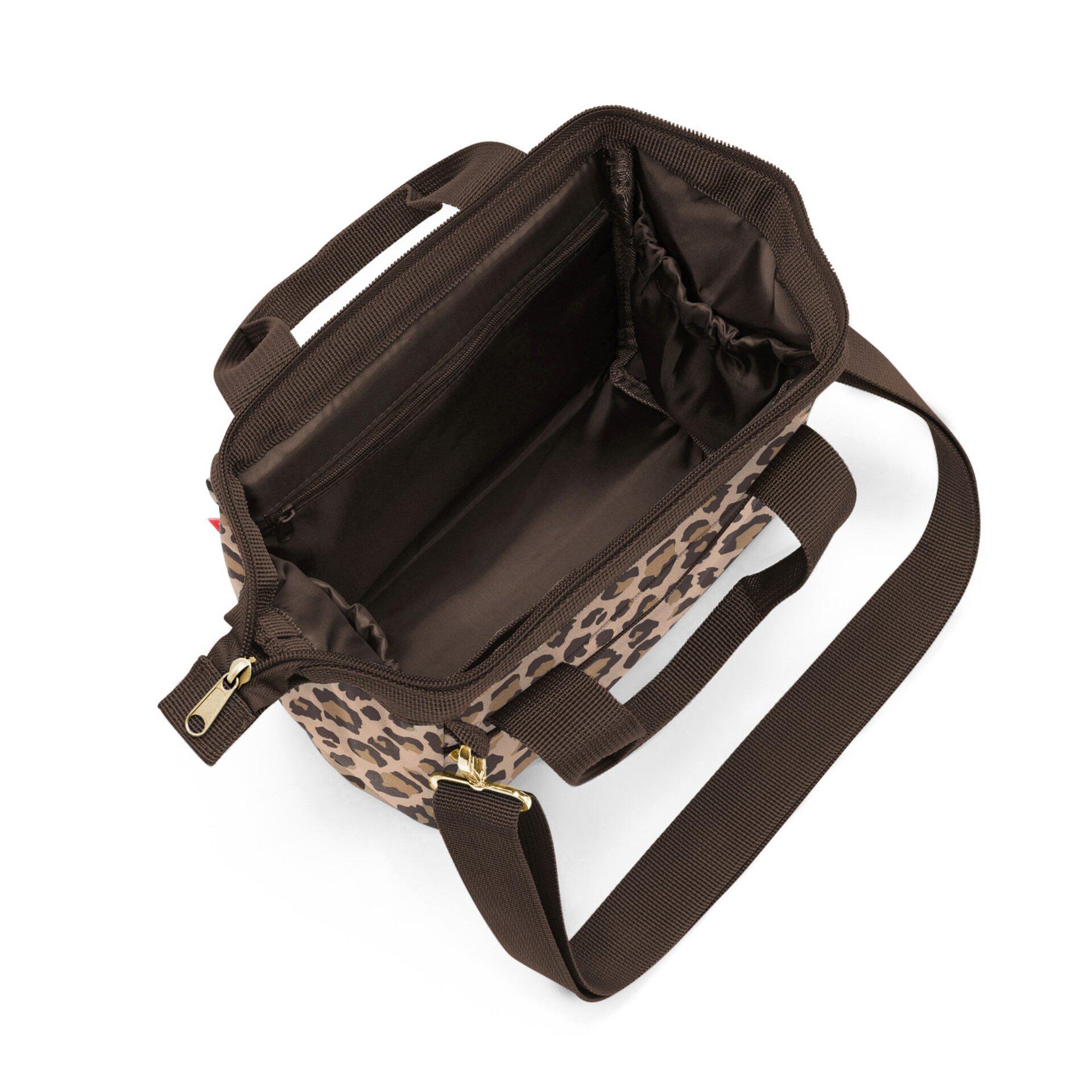 Tragetasche Allrounder Cross mit Leopardenmuster, verstellbarem Schultergurt mit goldfarbener Schnalle und Innenfächern zur Organisation.