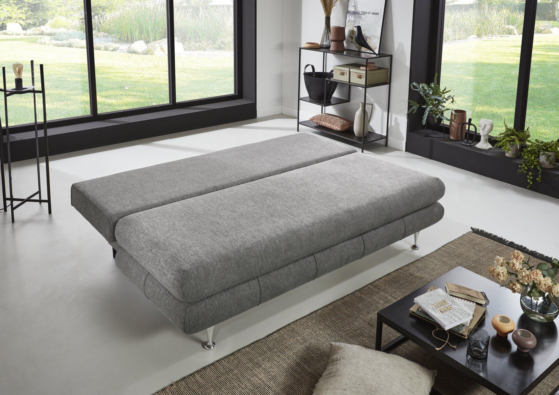 Ausgezogenes graues Schlafsofa Benfeld SO140 mit schlichtem Design und silberfarbenen Füßen, demonstriert die komfortable Liegefläche und die praktische Schlaffunktion.