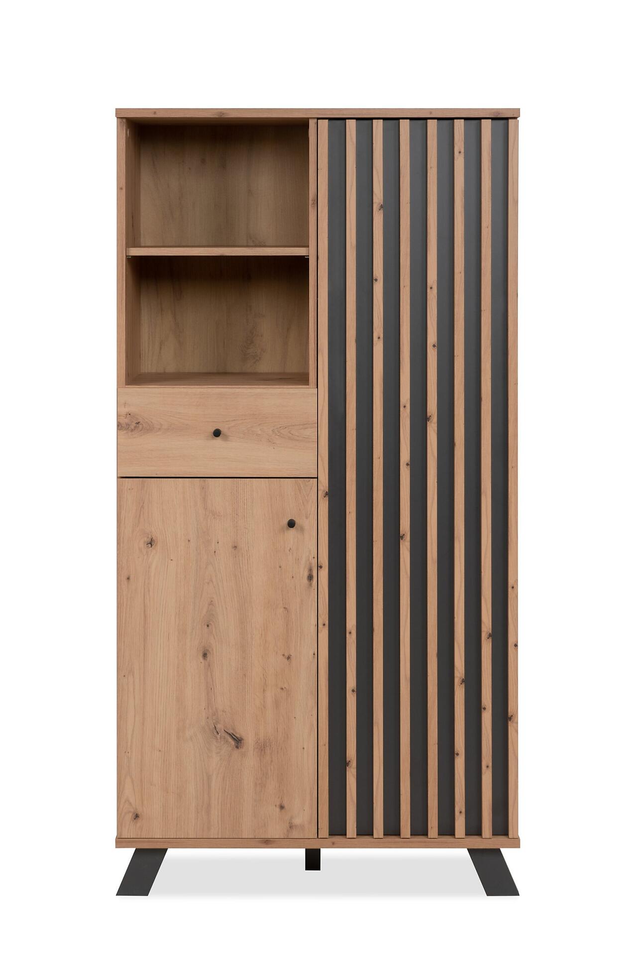 Highboard Medan 53A mit linkem, massiven Holzpaneel mit Griffmulde und Schublade sowie rechtem Bereich mit vertikalen Lamellen, auf schwarzen Füßen stehend.