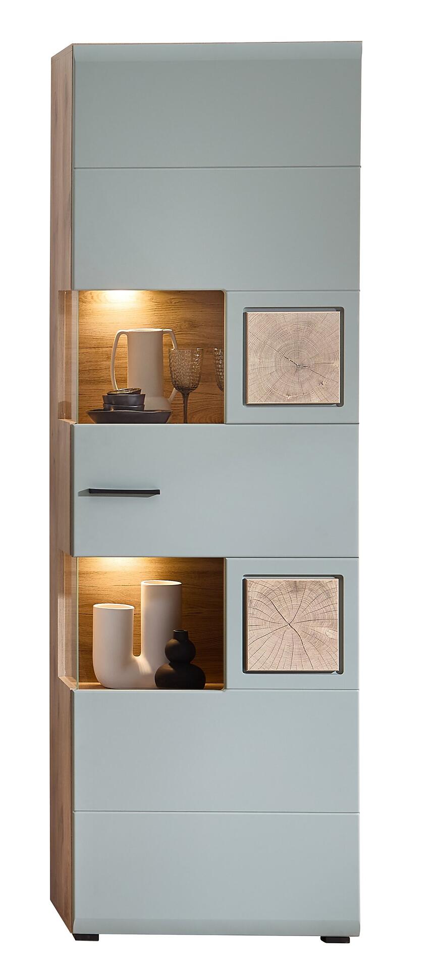 Hohe Vitrine Fun Plus II in Schilfgrün mit Glas-/Holztür und LED-Beleuchtung, gezeigt in Frontalperspektive mit offenen Nischen und dekorativen Elementen.