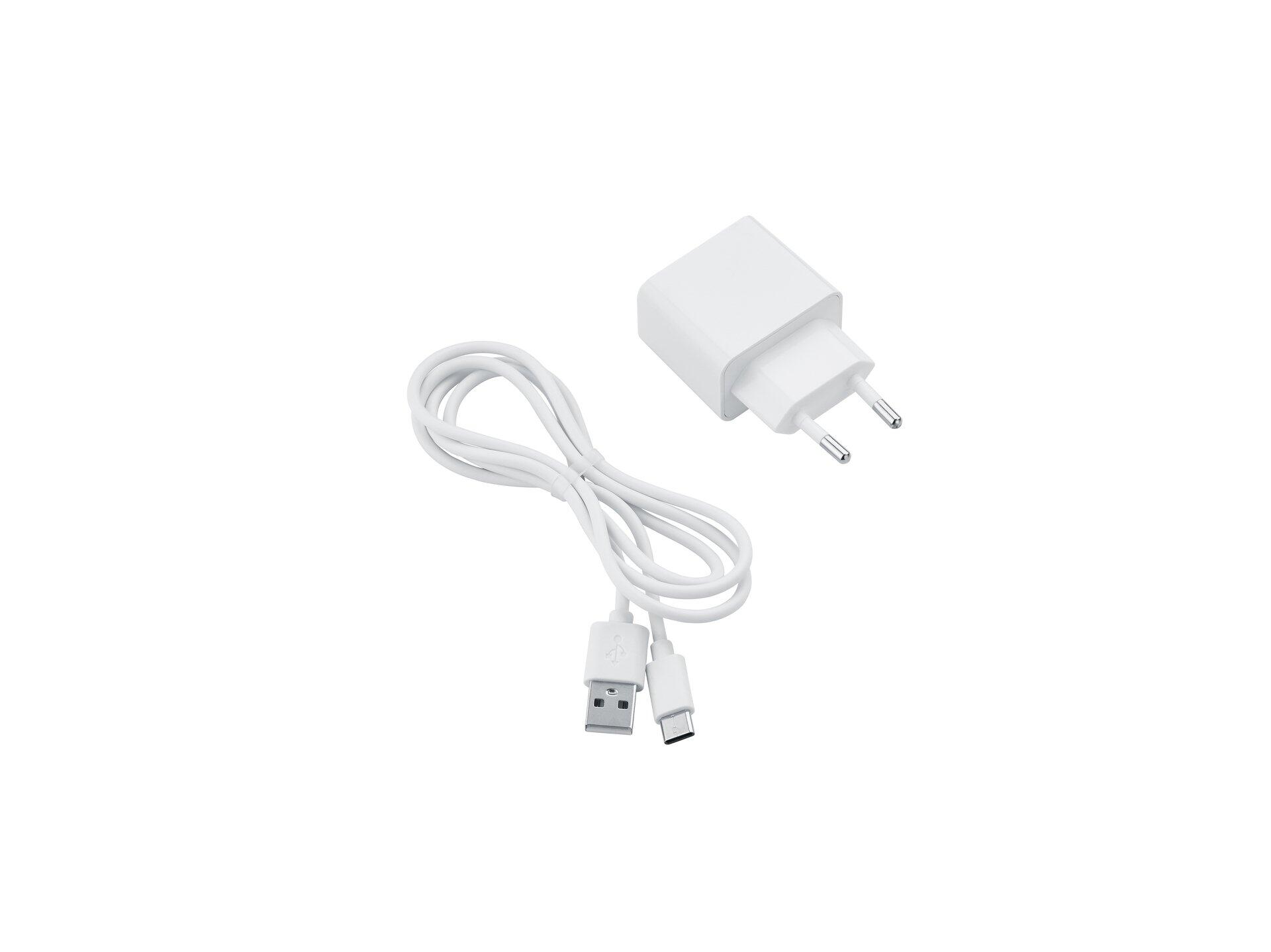 Weißes USB-C-Netzteil mit Kabel für die Tischleuchte Maxi, frontal und leicht erhöht aufgenommen, um die Details des Steckers und Kabels zu zeigen.
