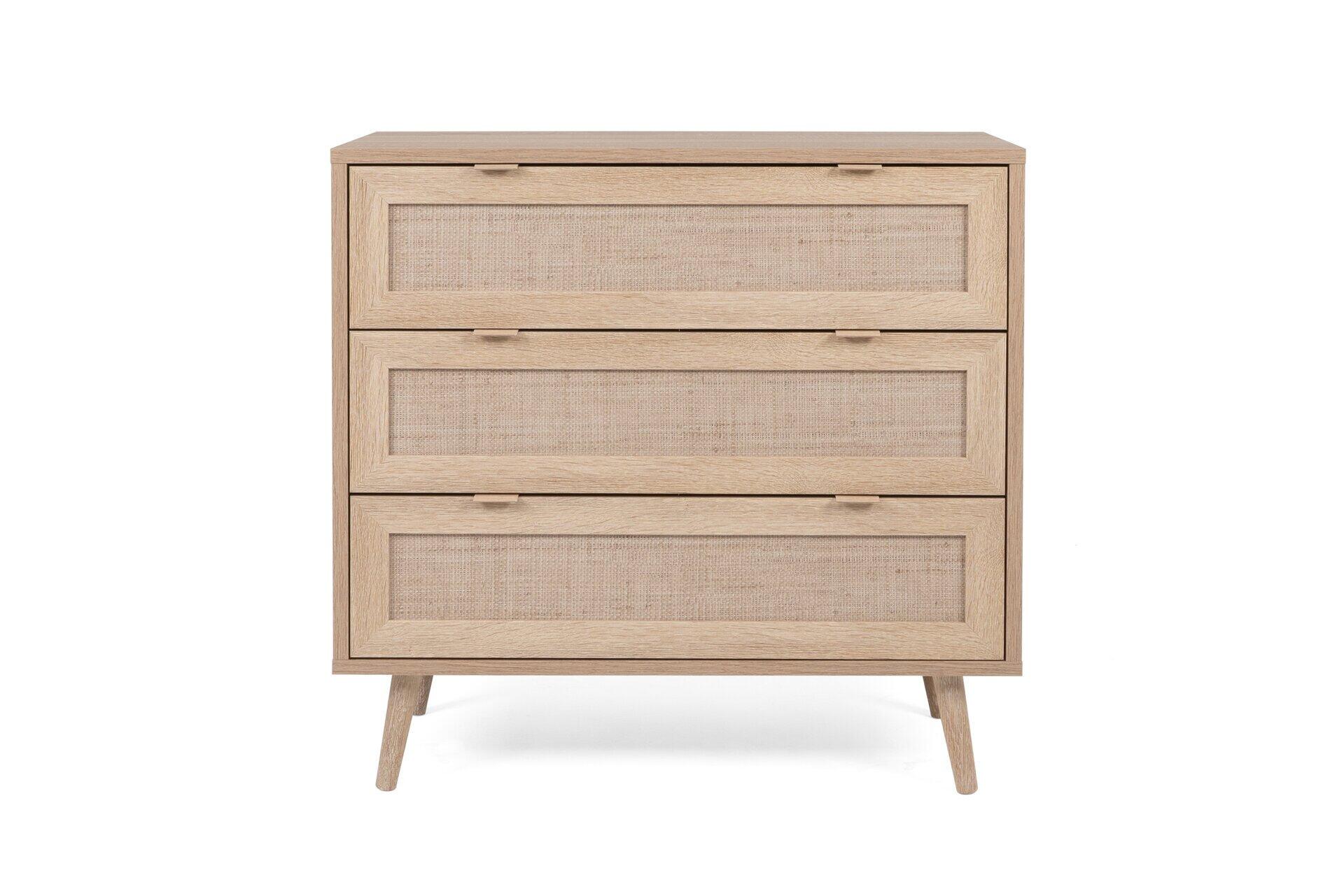 Kommode Bali 03A mit drei Schubladen, deren Fronten eine durchbrochene Rattan-Optik aufweisen, stehend auf schrägen Füßen.
