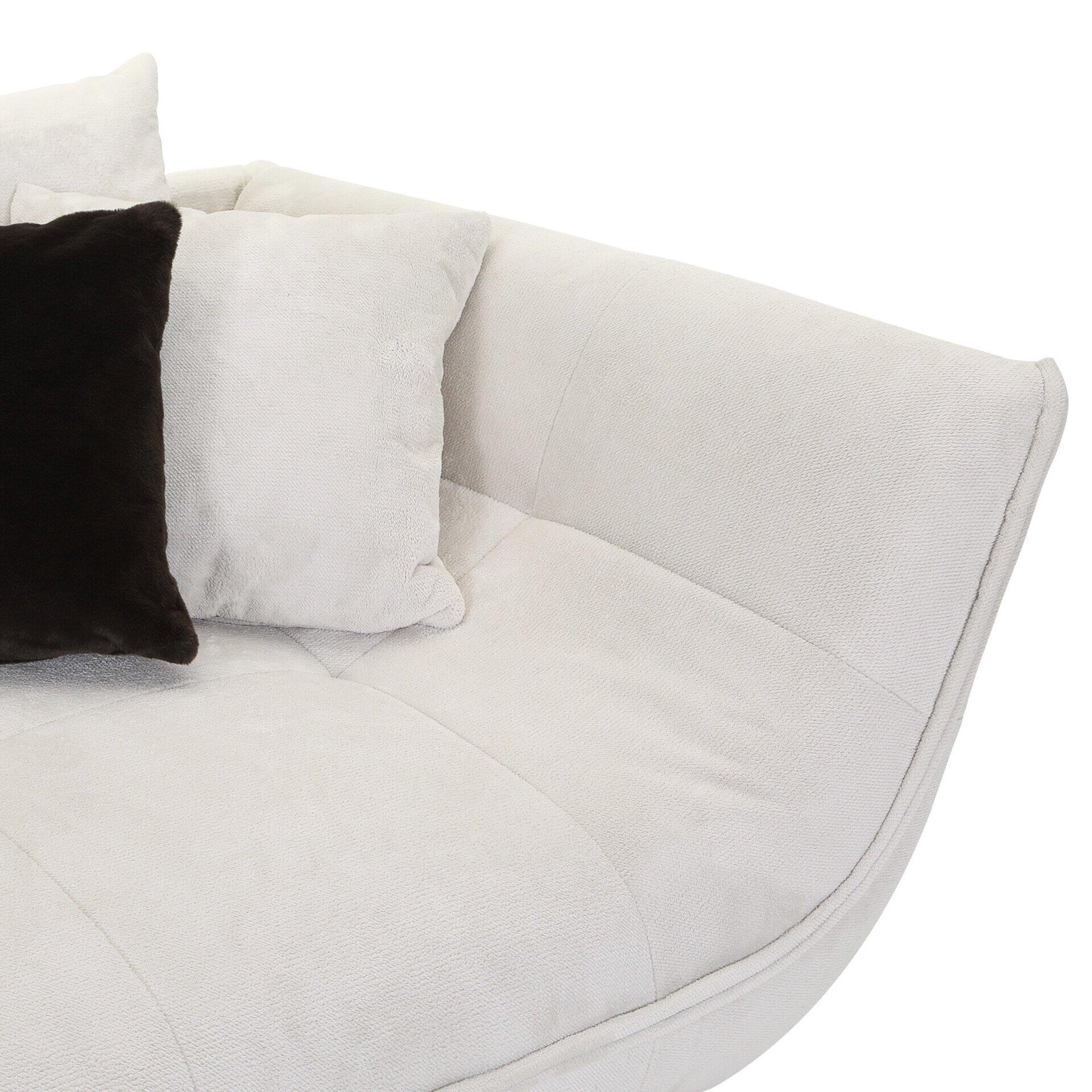 Helleck grau gestreiftes Sofa mit hochgewölbter Lehne und Detailaufnahme der Polsterung, inklusive Kissen.