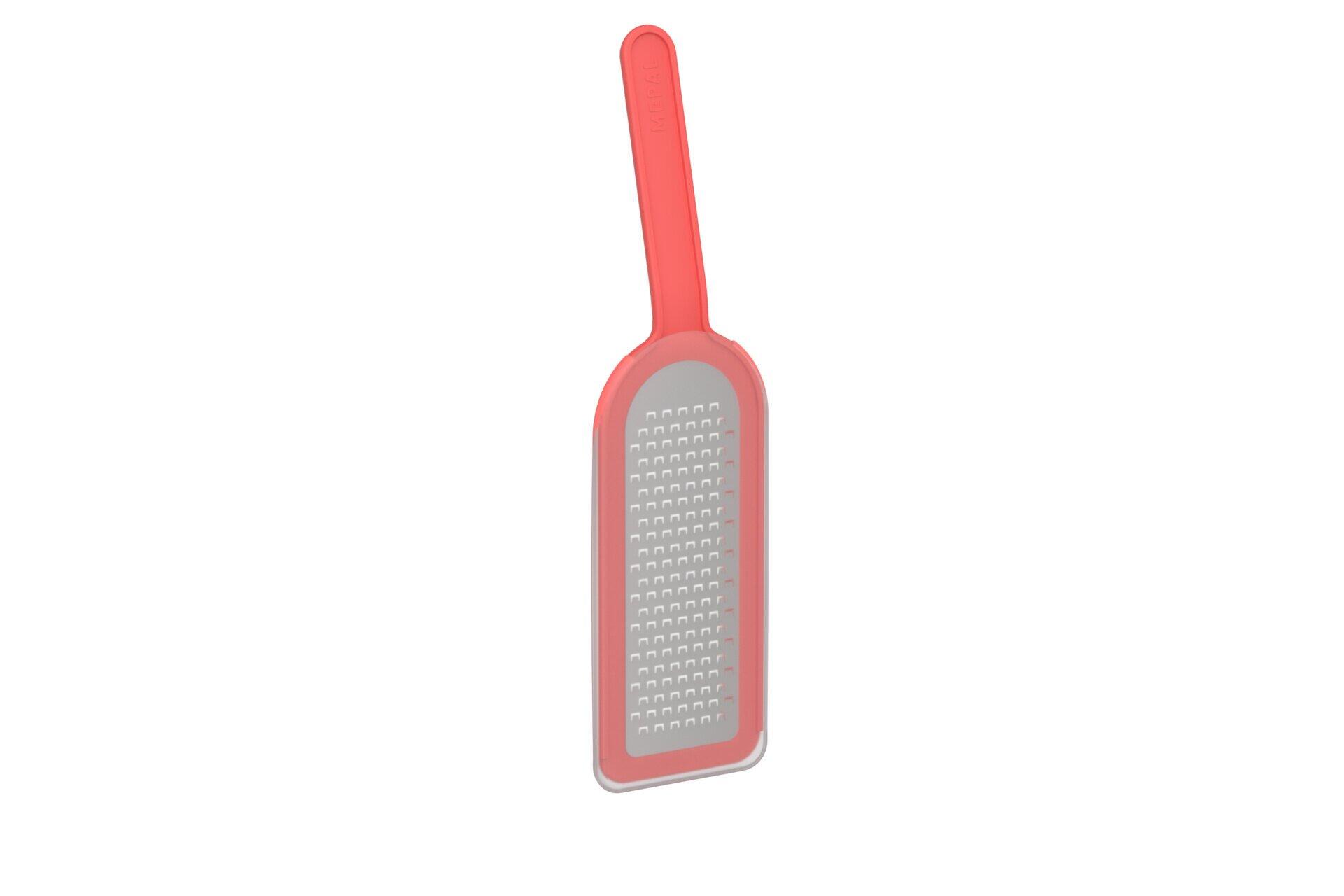 Rotes Reibeisen "Reibe, Chef it" mit ergonomisch geformtem Griff und feiner Reibefläche, frontal und leicht schräg dargestellt.