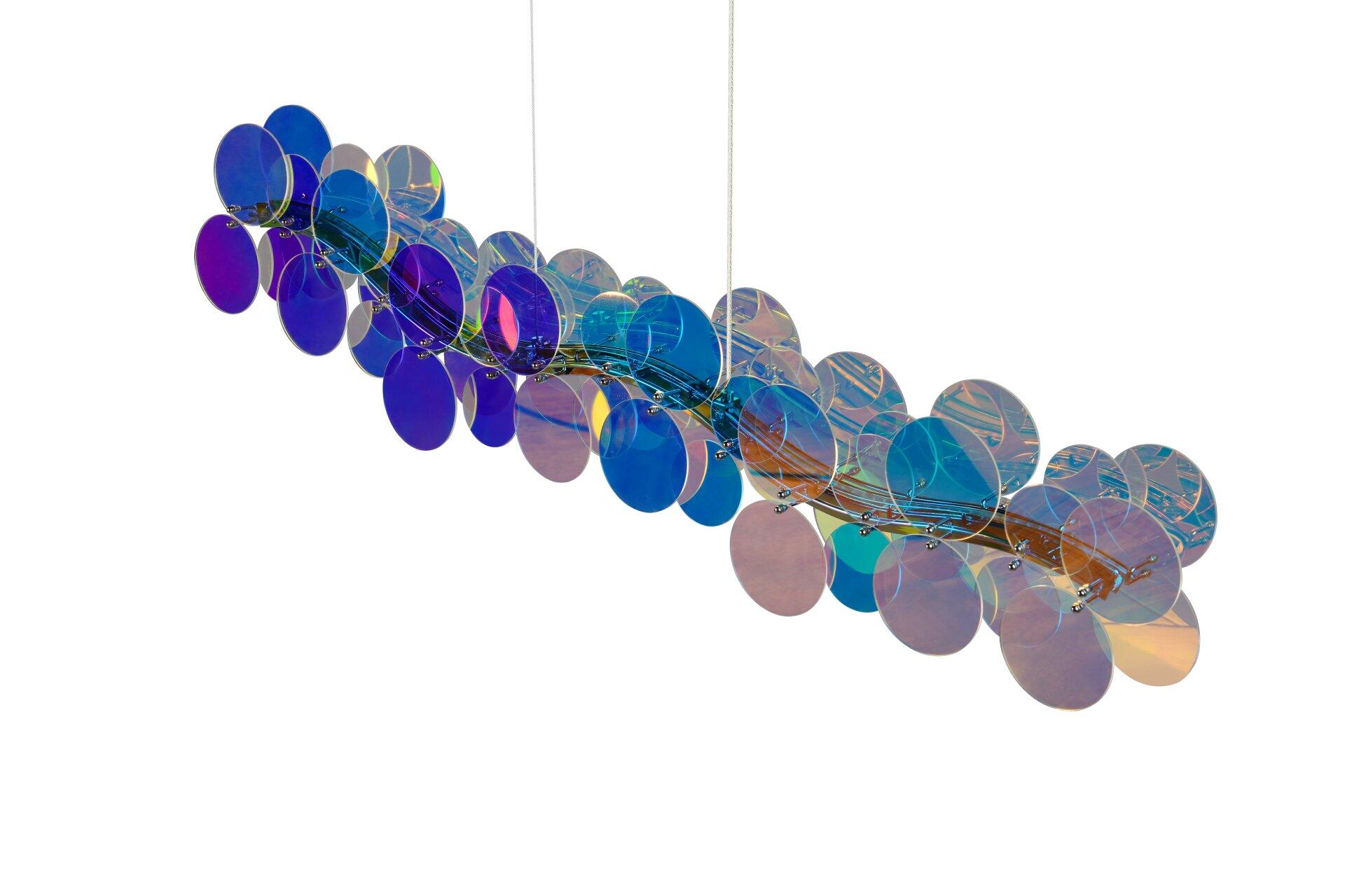 Pendelleuchte Pulse: Dekoratives Design mit ineinander verschachtelten, kreisförmigen Elementen in blau und violett, dargestellt aus unterer, leicht seitlicher Perspektive.