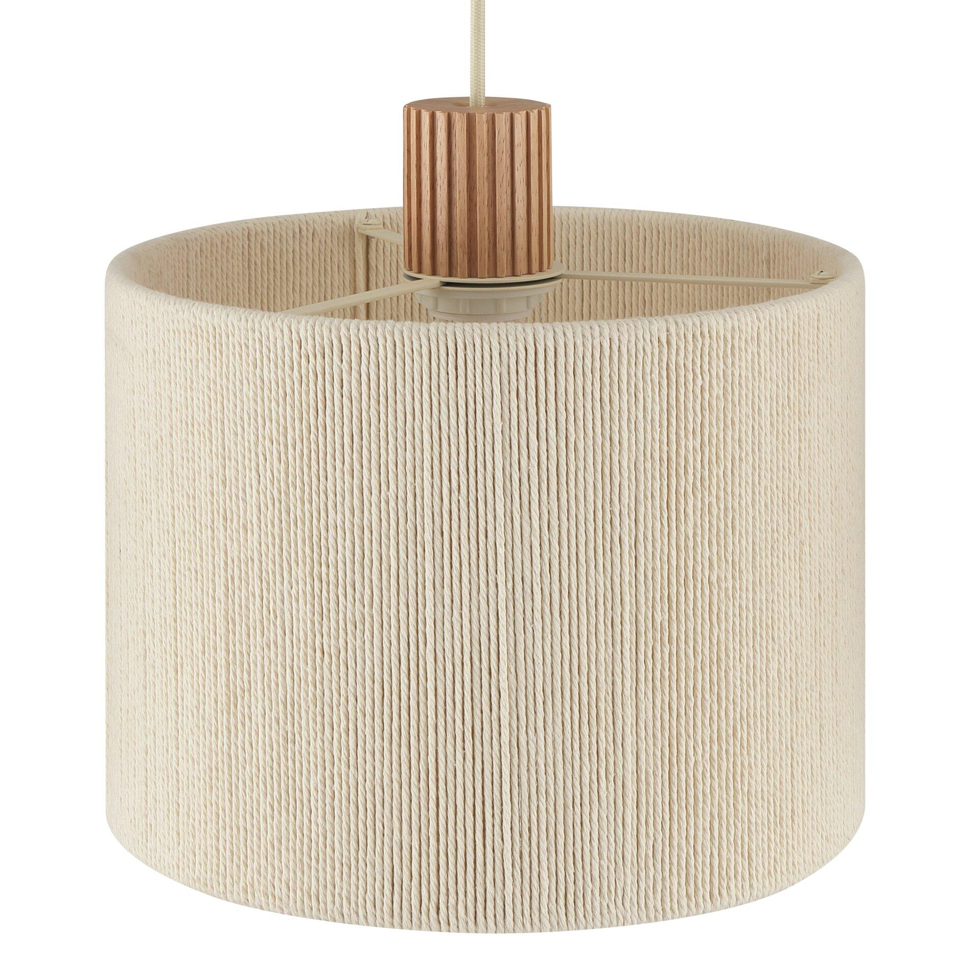 Pendelleuchte Arlo mit zylindrischem, beige farbenem Lampenschirm, vertikal gerilltem Holzsockel und Details der Metalllampenhalterung, befestigt an einem kürzbarren Hängekabel.