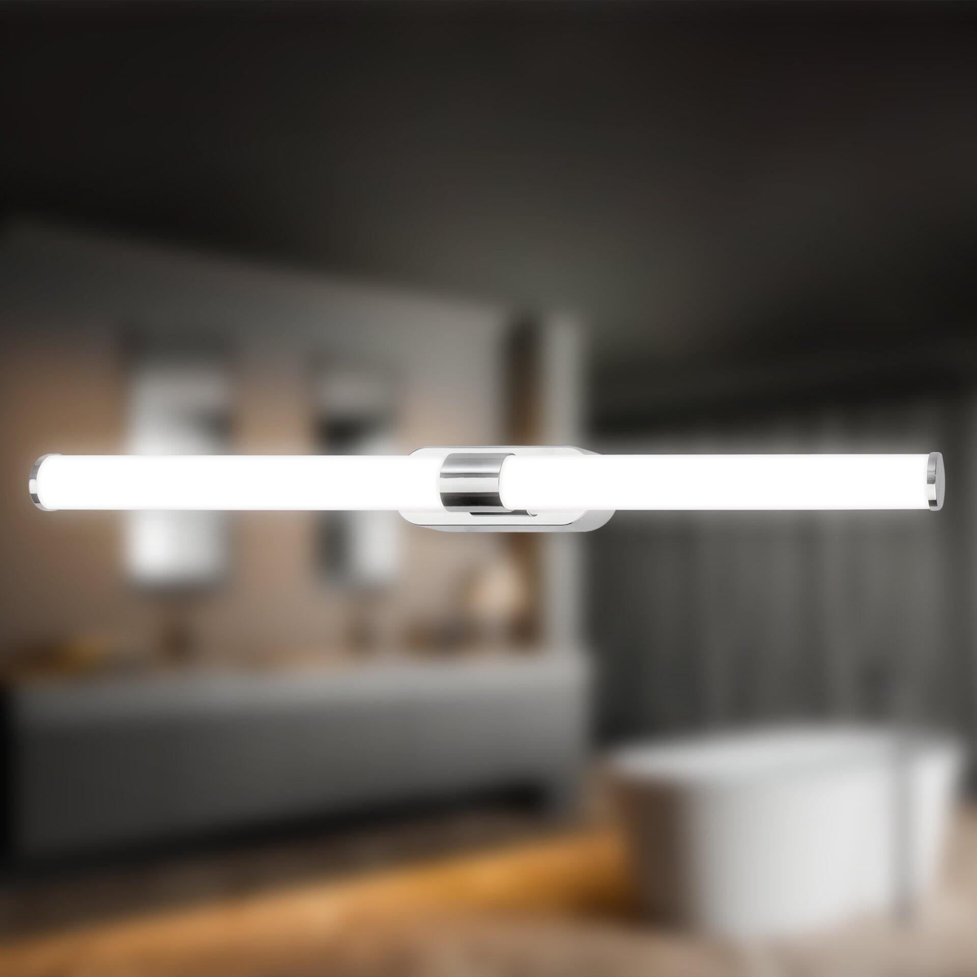Moderne LED-Badlampe Runt mit schlankem Design und silbernen Enden, aus schräger Perspektive fotografiert, um die Länge der 60cm langen Leuchte zu betonen.