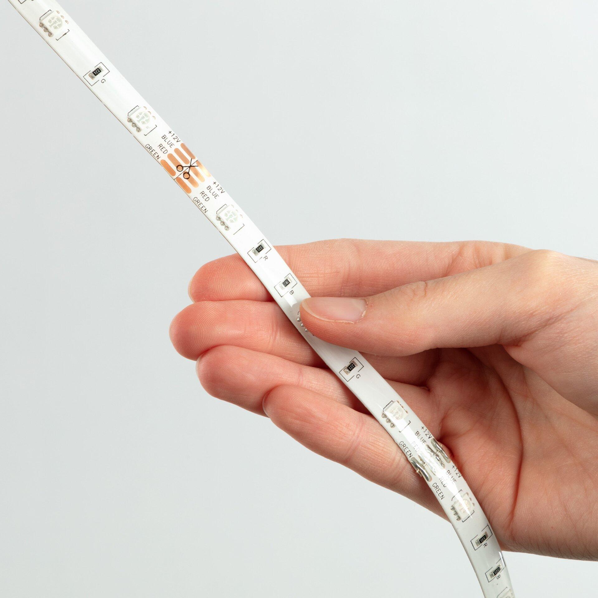 LED-Band Flow in der Hand, aufgewickelt, mit Farbmarkierungen für die Steuerung von Rot, Blau und Grün.