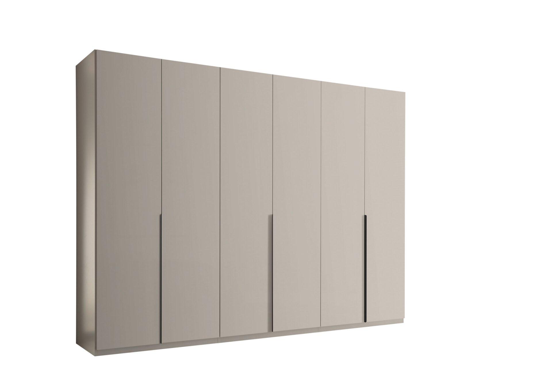 Kleiderschrank Camoleo mit sechs Türen, schlichtem Design und vertikalen Griffen, aus einer Frontalansicht mit sichtbarer Oberkante.