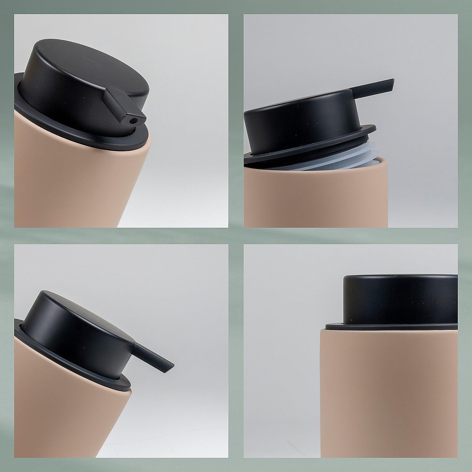 Seifenspender Sana mit schräg gezeigtem Deckel und Bedienhebel für die einfache Dosierung.