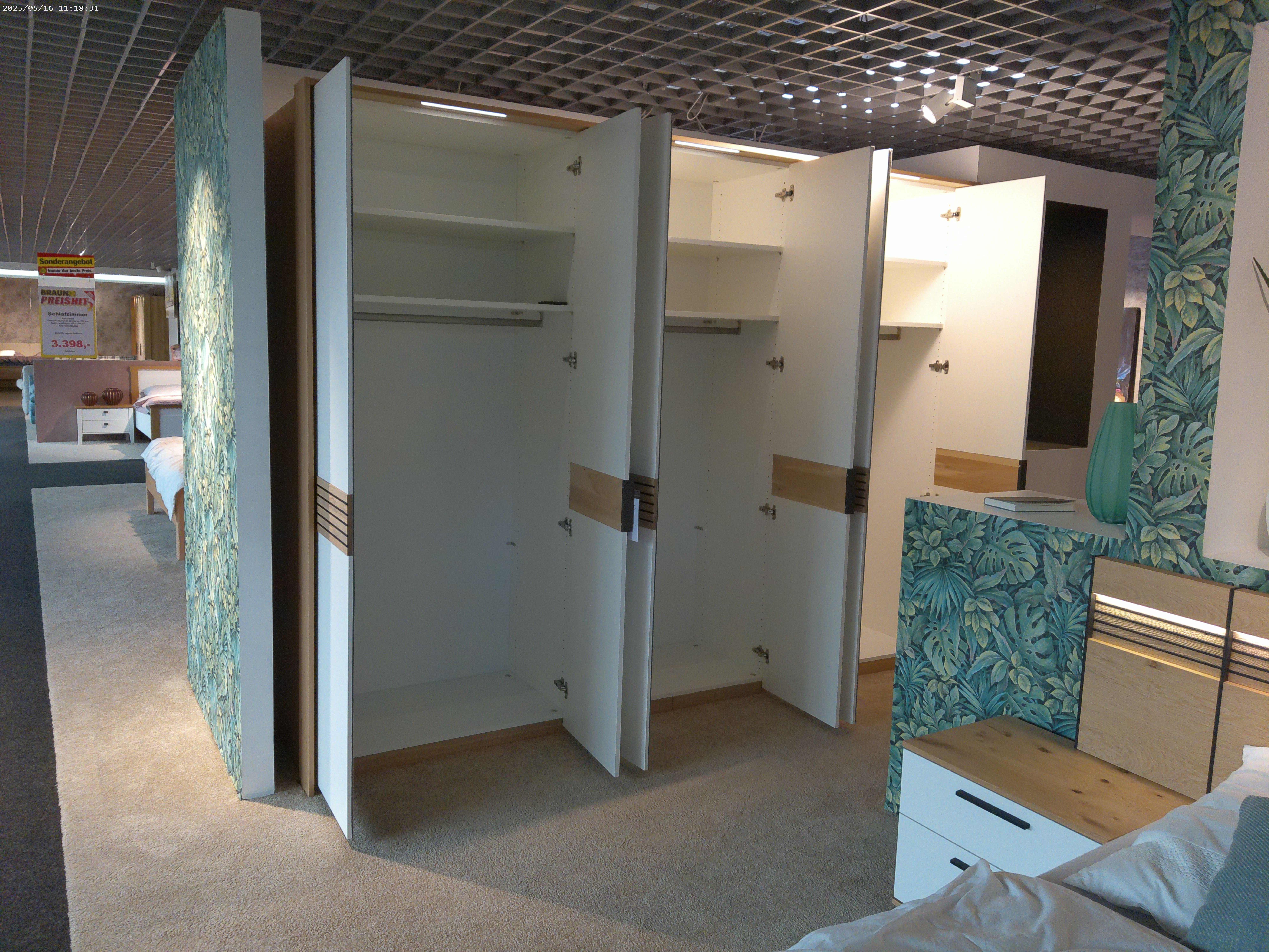 Schlafzimmer Balkeneiche furniert, Abs. Lack weiß Schlafzimmer Balkeneiche furniert, Abs. Lack weiß