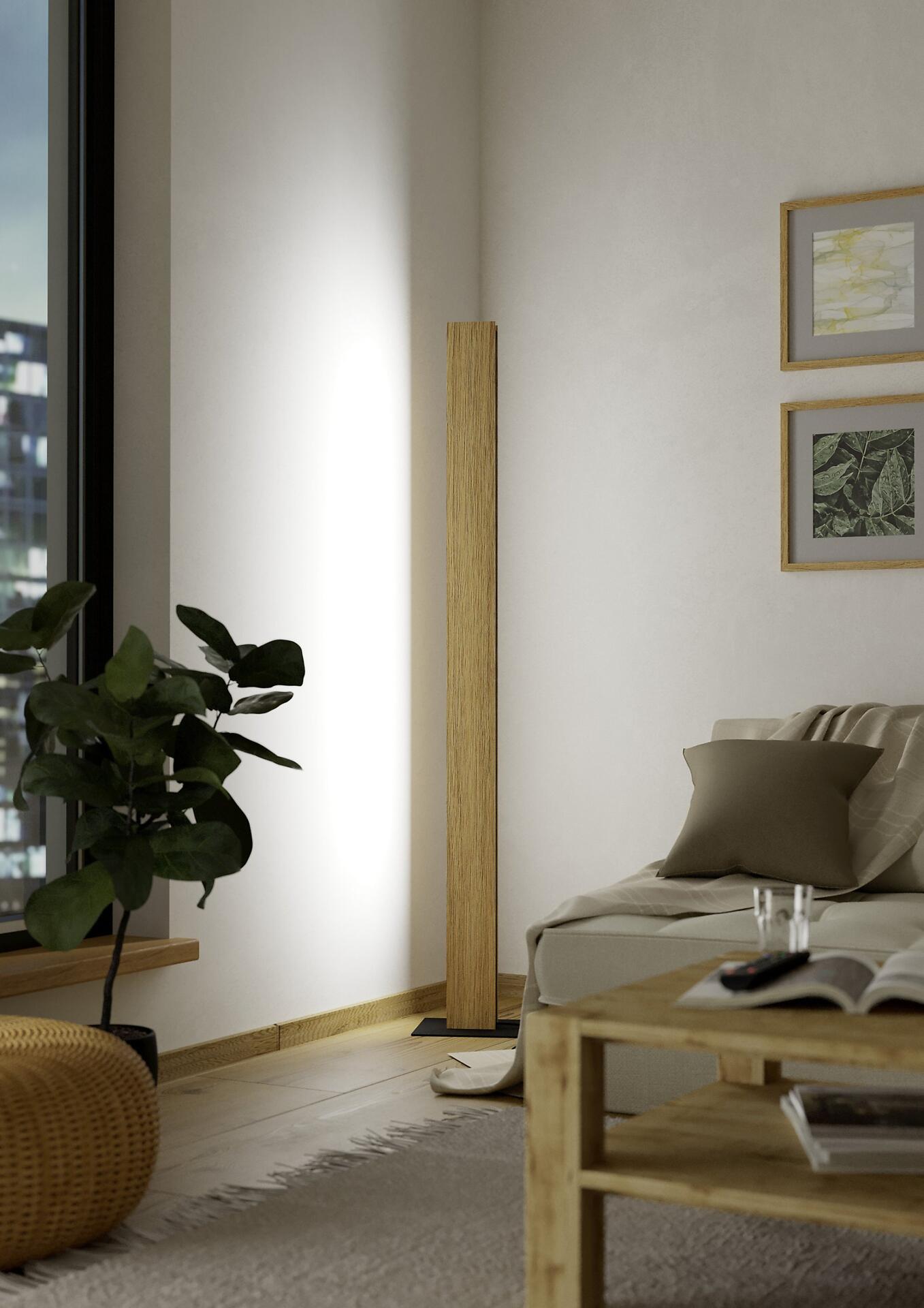 Stehlampe Anchorena-Z mit schlanker, zylindrischer Form, die durch die Perspektive von unten ihre Höhe betont und warmes Licht nach oben und unten abgibt.