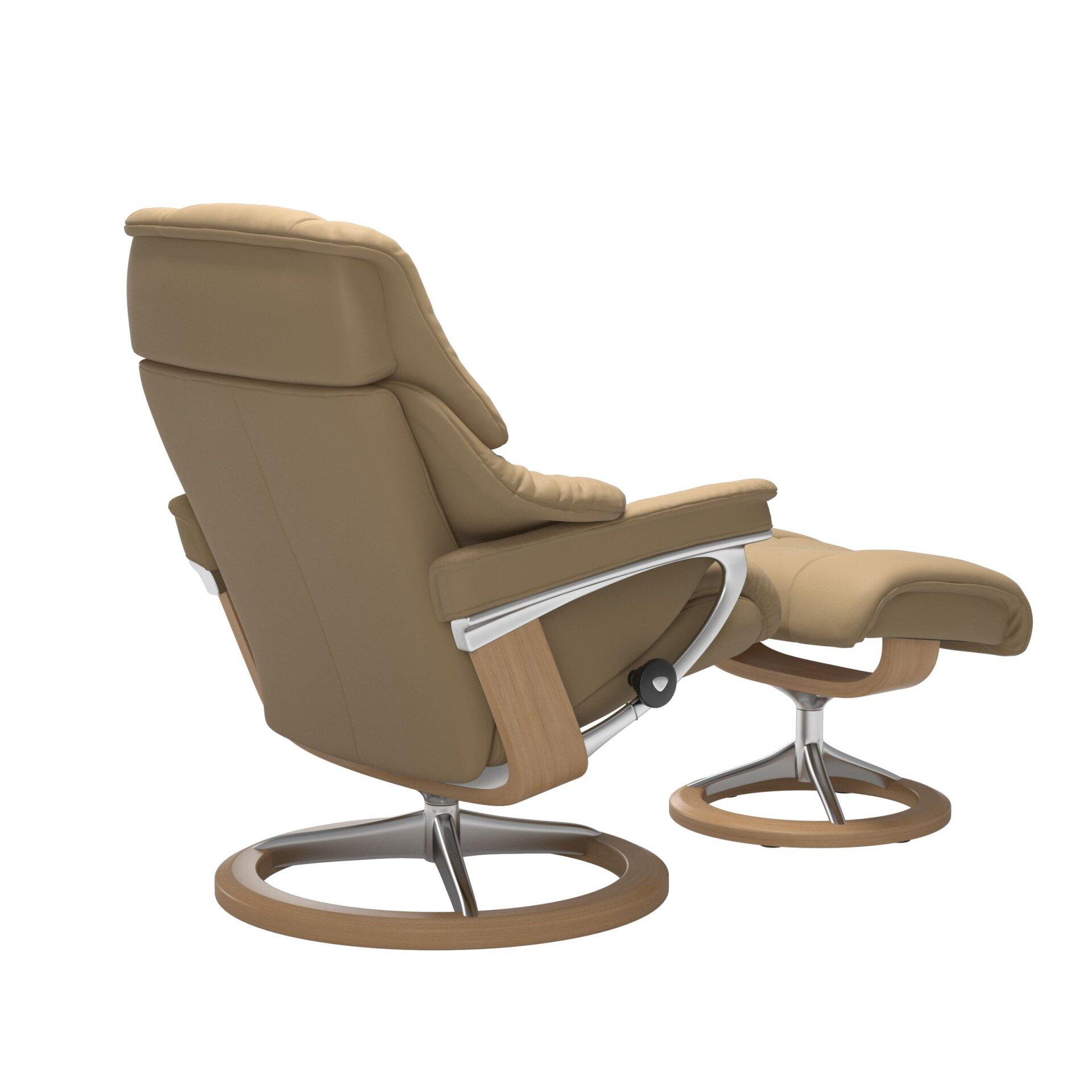 Relaxsessel Reno mit Fußhocker, seitliche Ansicht, zeigt die hohe Rückenlehne, gepolsterten Lederarmlehnen mit Steppung, den Drehfuß mit Chrom- und Holzdetails sowie den seitlichen Hebel zur Liegeverstellung.
