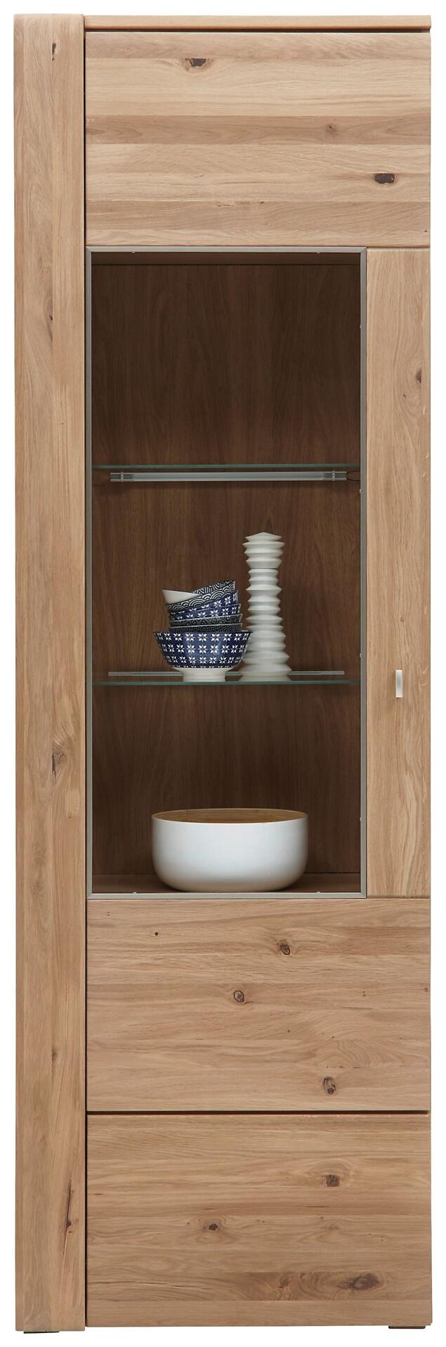 Vitrine Colorado mit einer Glastür, zwei Konstruktionsböden, zwei Glasböden und zwei Schubladen, aus massivem, geöltem Alteichen, frontale Ansicht.
