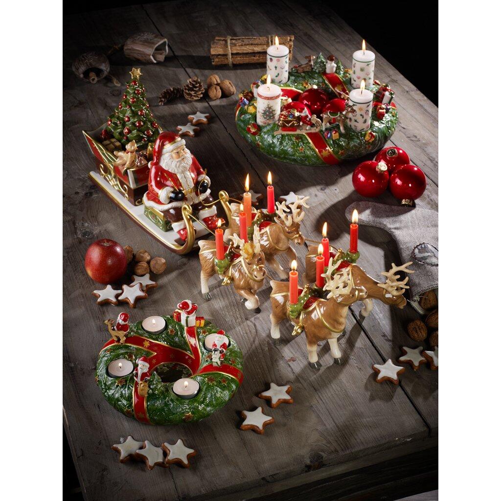 Weihnachtliche Dekoration mit Schneemann Dose, Adventskranz, Weihnachtskrippe und festlicher Beleuchtung auf rustikalem Holztisch.
