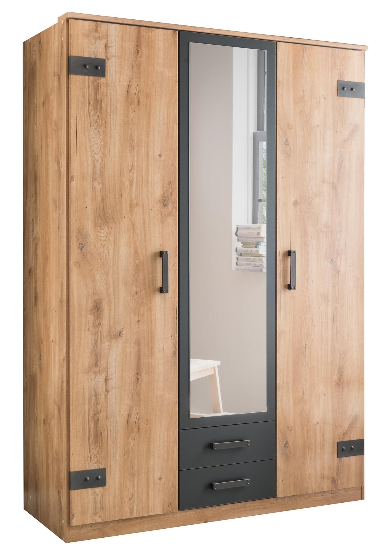 Kleiderschrank Cork mit drei Türen, Spiegel und zwei Schubladen, Details der Holzmaserung und schwarzen Griffe im Blickwinkel.