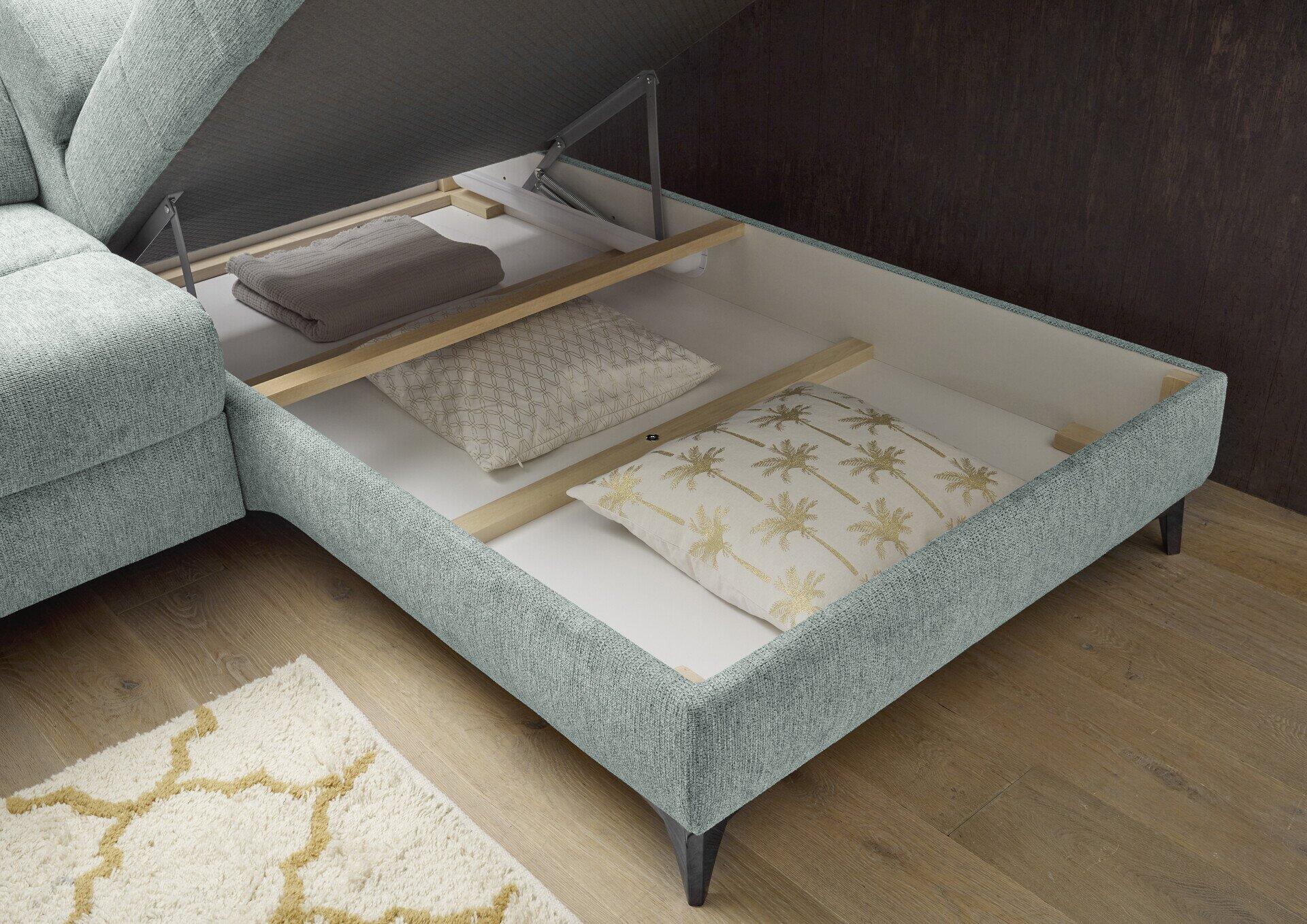 Eckcouch Sydney mit Schlaffunktion und Stauraum, hochgeklappt im Bild zu sehen, in einem modernen Wohnzimmer.