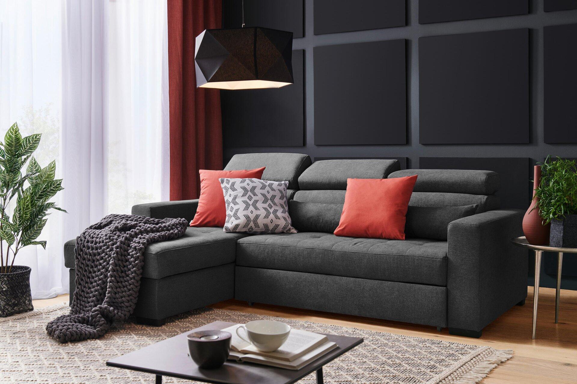 Ecksofa Monson in L-Form mit mehrfach verstellbaren Kopfstützen und ergonomischer Rückenlehne, leicht schräg von vorne fotografiert.