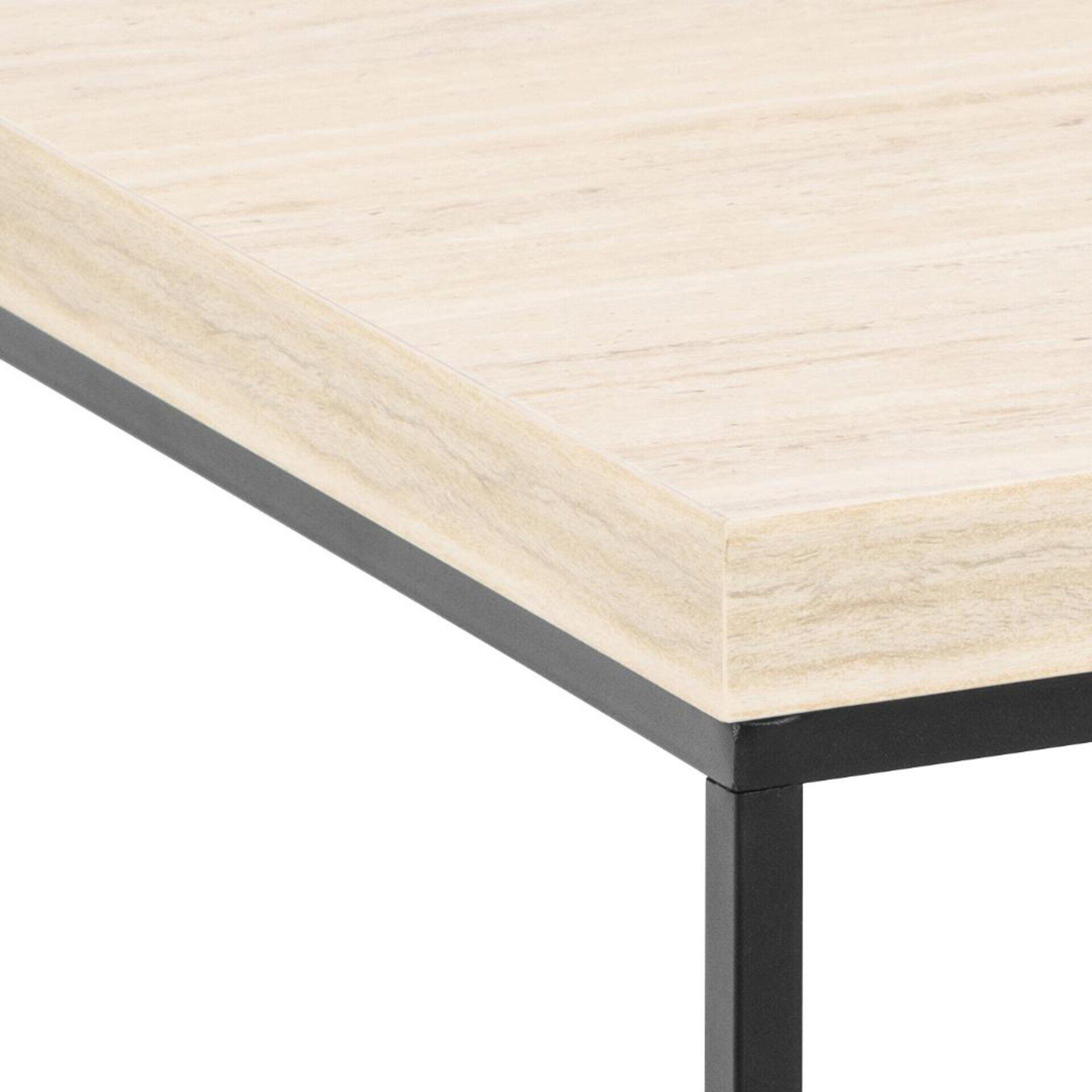 Detailaufnahme der scharfkantigen Tischplatte mit Holzmaserung und dem schmalen, schwarzen Metallrahmen des Couchtisches Barossa.