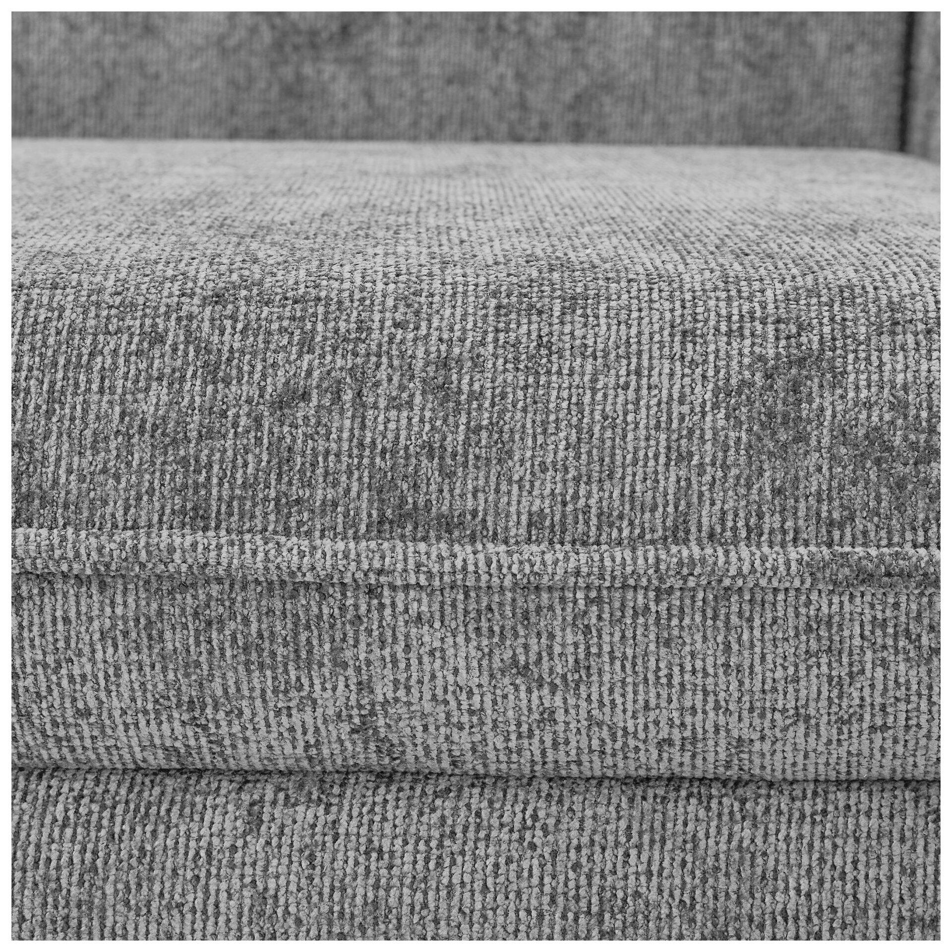 Detailaufnahme des Sofas Santana mit strukturierter, grob gewebter Polsterung und vertikalen Nähten, die das Design strukturieren.