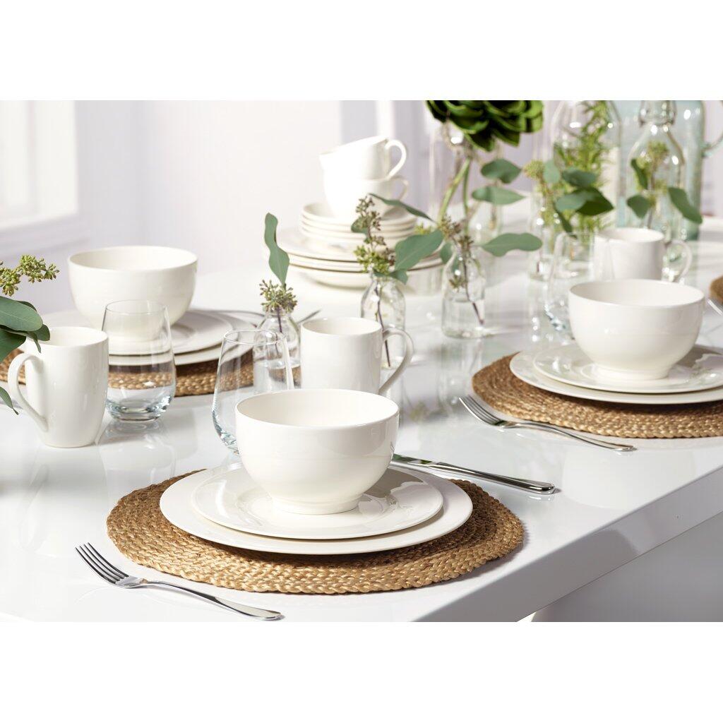 Oval-förmige Schüssel Bowl Basic White von Villeroy & Boch auf weißem Tisch, präsentiert auf einer runden Unterlage mit Besteck.